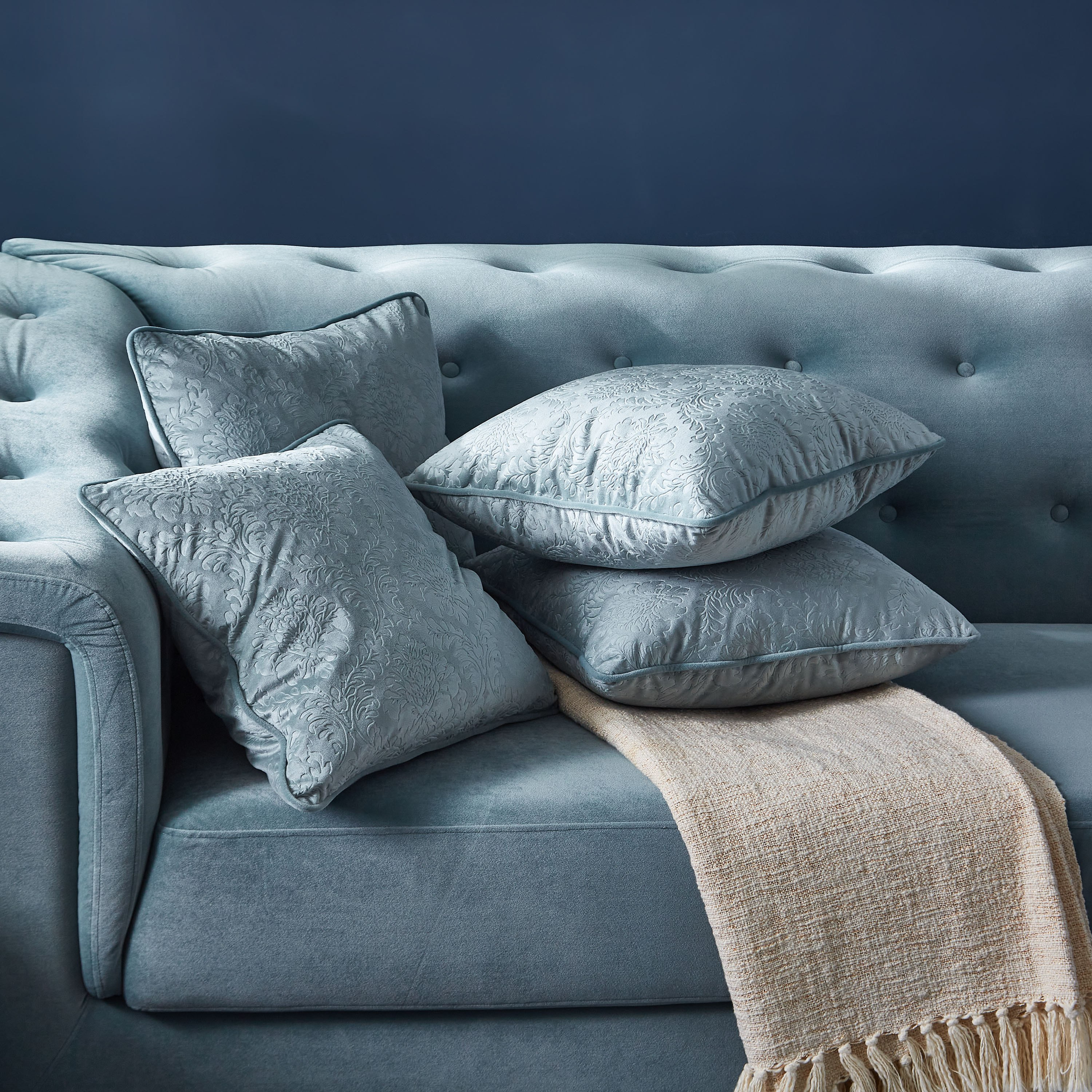 كنبة مخمليّة 3 مقاعد مع 4 وسائد من سندريلا-hbxlivingroom-sofasandarmchairs-sofas-image-3