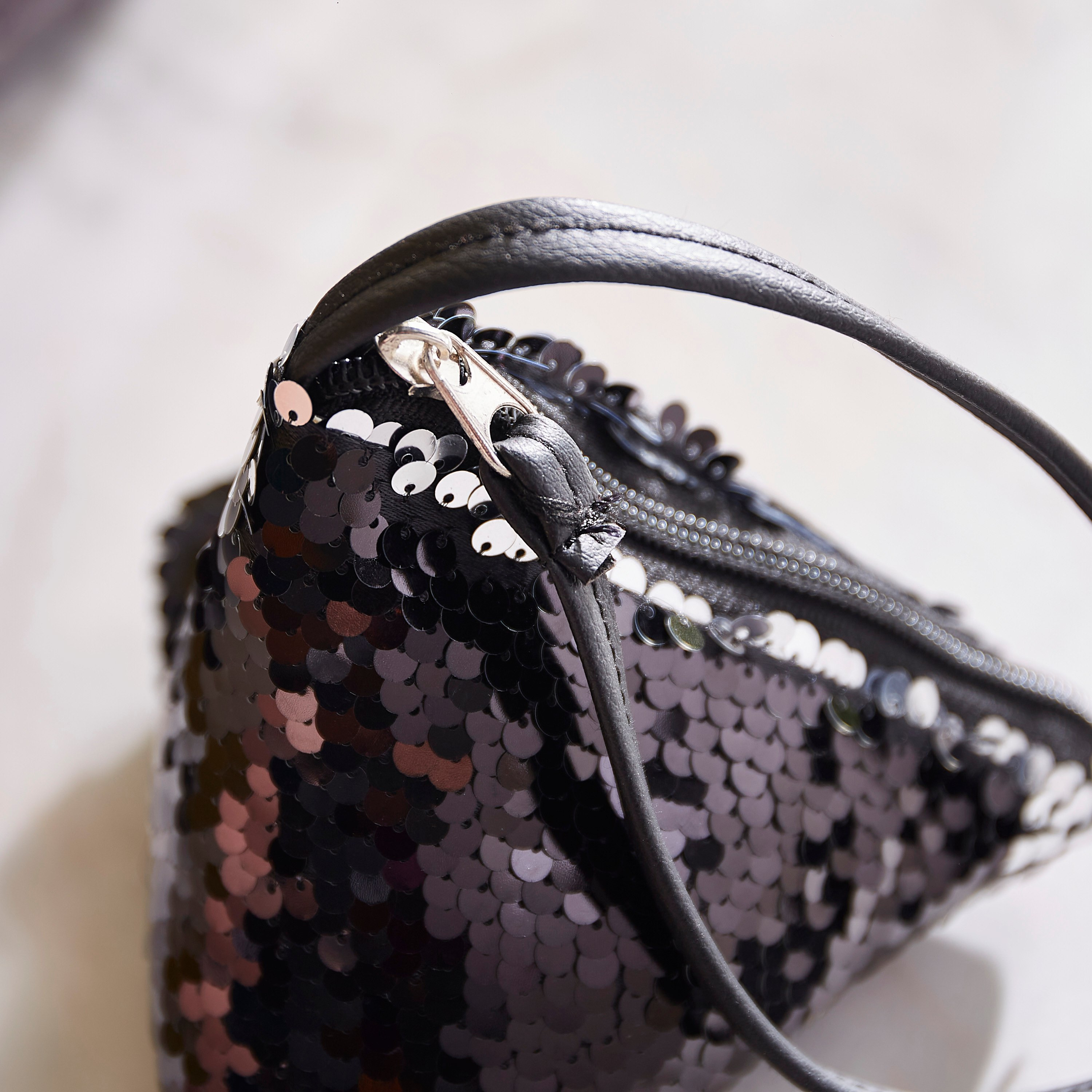 محفظة عملات معدنية مزينة بالترتر كريج من أتش بي أس أو-hbxdecorandfurnishings-travelaccessories-bagsandbackpacks-image-2