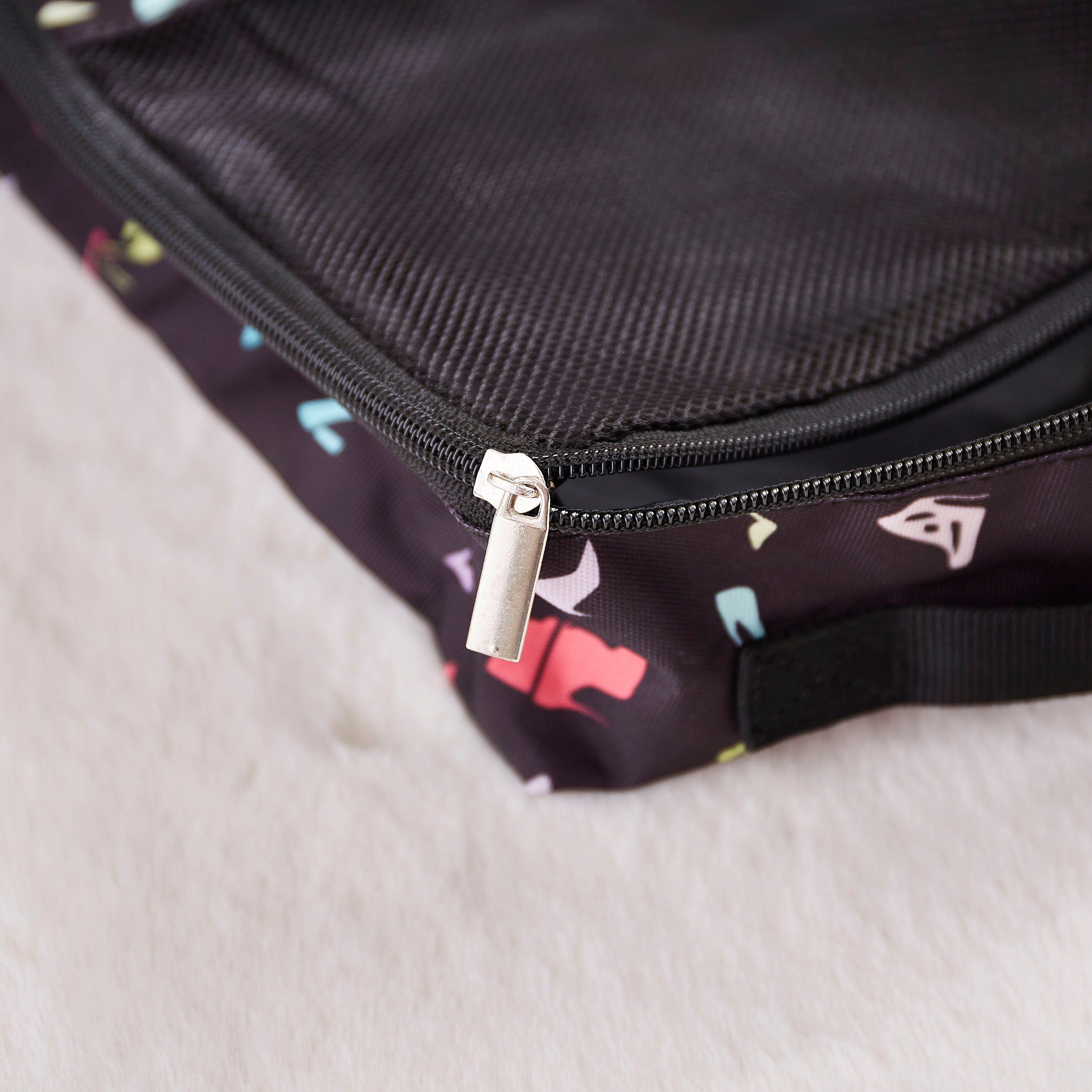 حقيبة حذاء قماش بطبعات من أتش بي أس أو-hbxdecorandfurnishings-travelaccessories-bagsandbackpacks-image-3