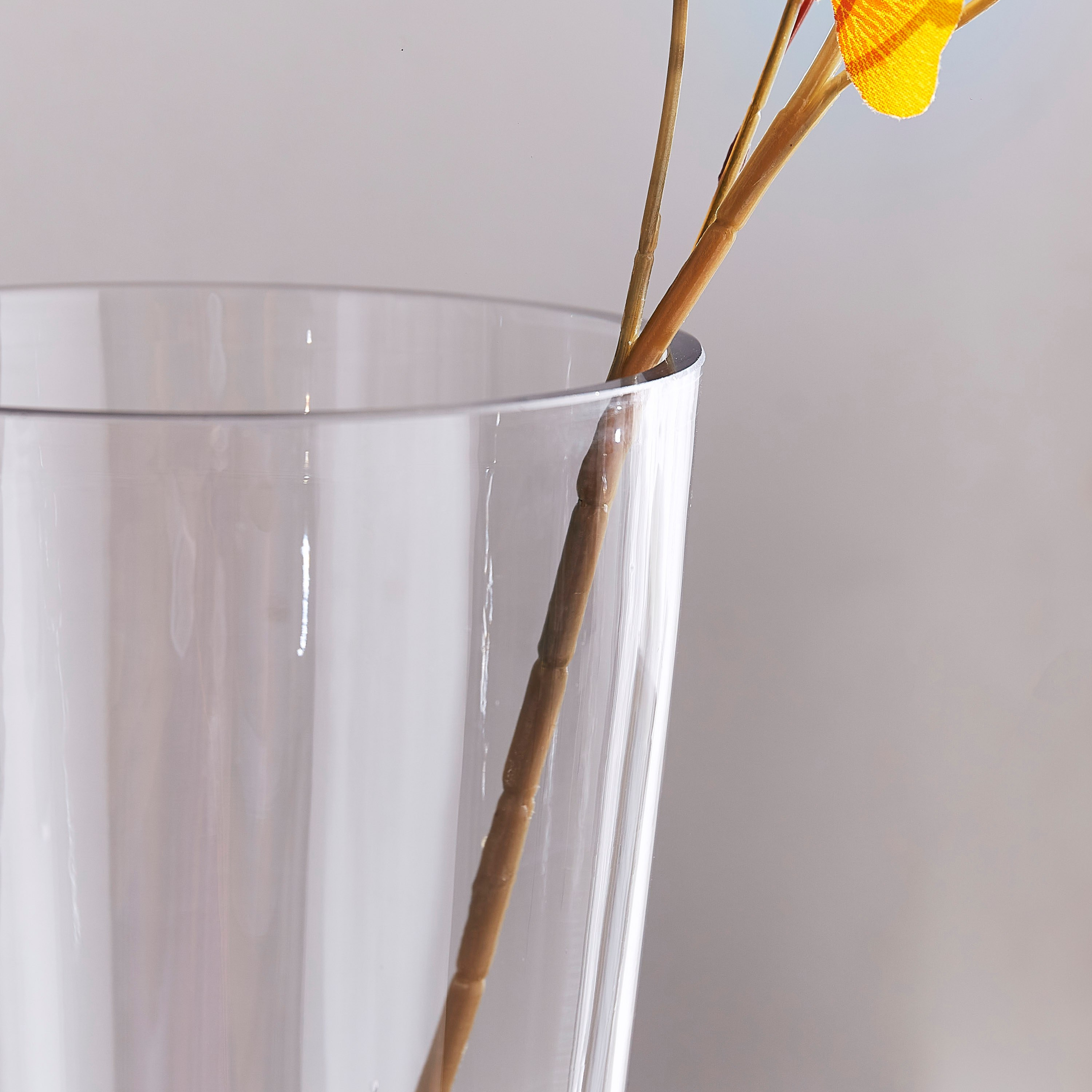 مزهرية زجاج طويلة بتصميم مخروطي شفاف من أتلانتا - 13.5x8x30 سم-hbxbedroom-decorandaccessories-vases-image-3
