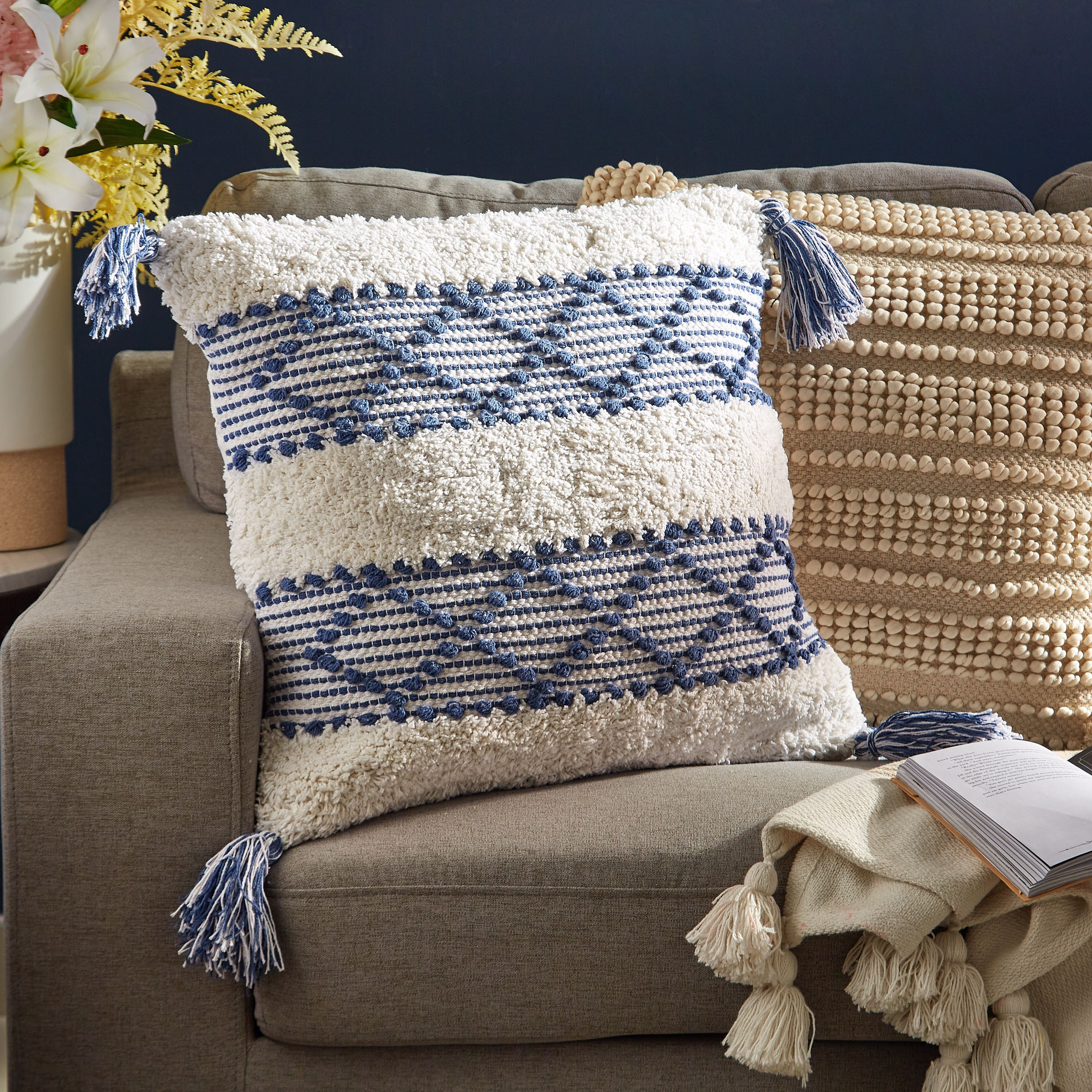 وسادة محشوة مصنوعة يدويًا من ساراي كاوي - 50x50 سم-hbxlivingroom-furnishings-cushionsandcovers-filledcushions-image-1