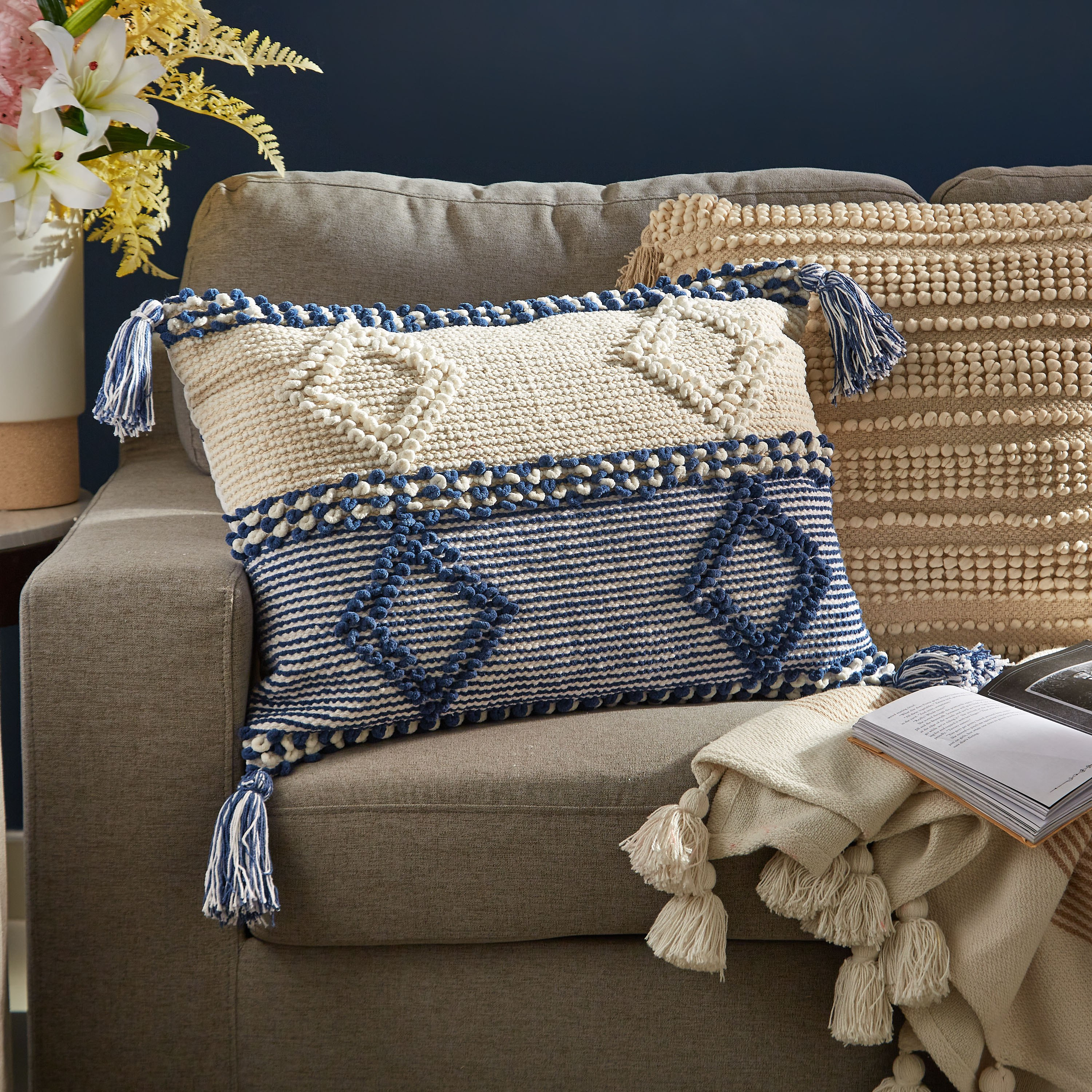 وسادة محشوة مصنوعة يدويًا من ساراي كاوي - 40x60 سم-hbxlivingroom-furnishings-cushionsandcovers-filledcushions-image-1