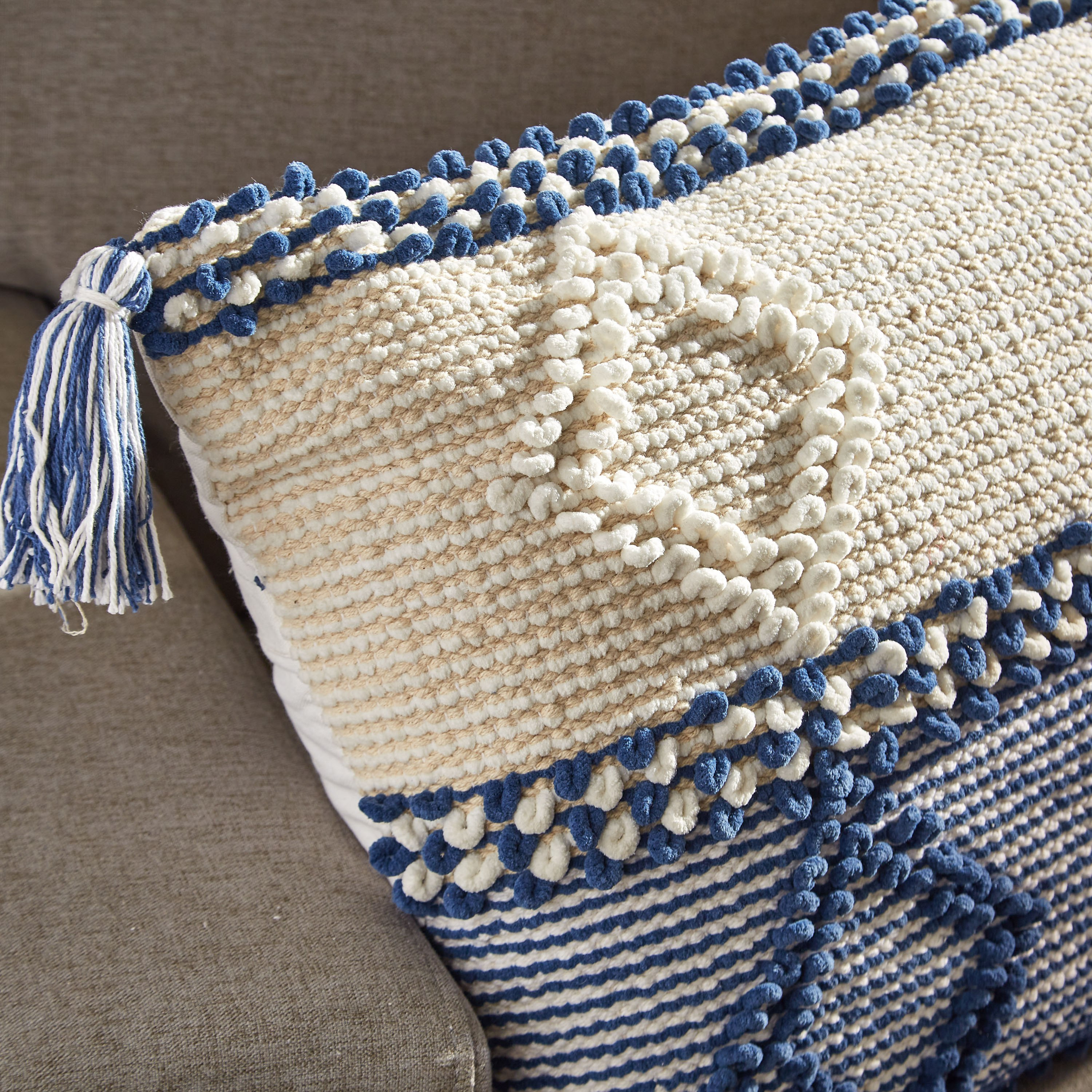 وسادة محشوة مصنوعة يدويًا من ساراي كاوي - 40x60 سم-hbxlivingroom-furnishings-cushionsandcovers-filledcushions-image-2