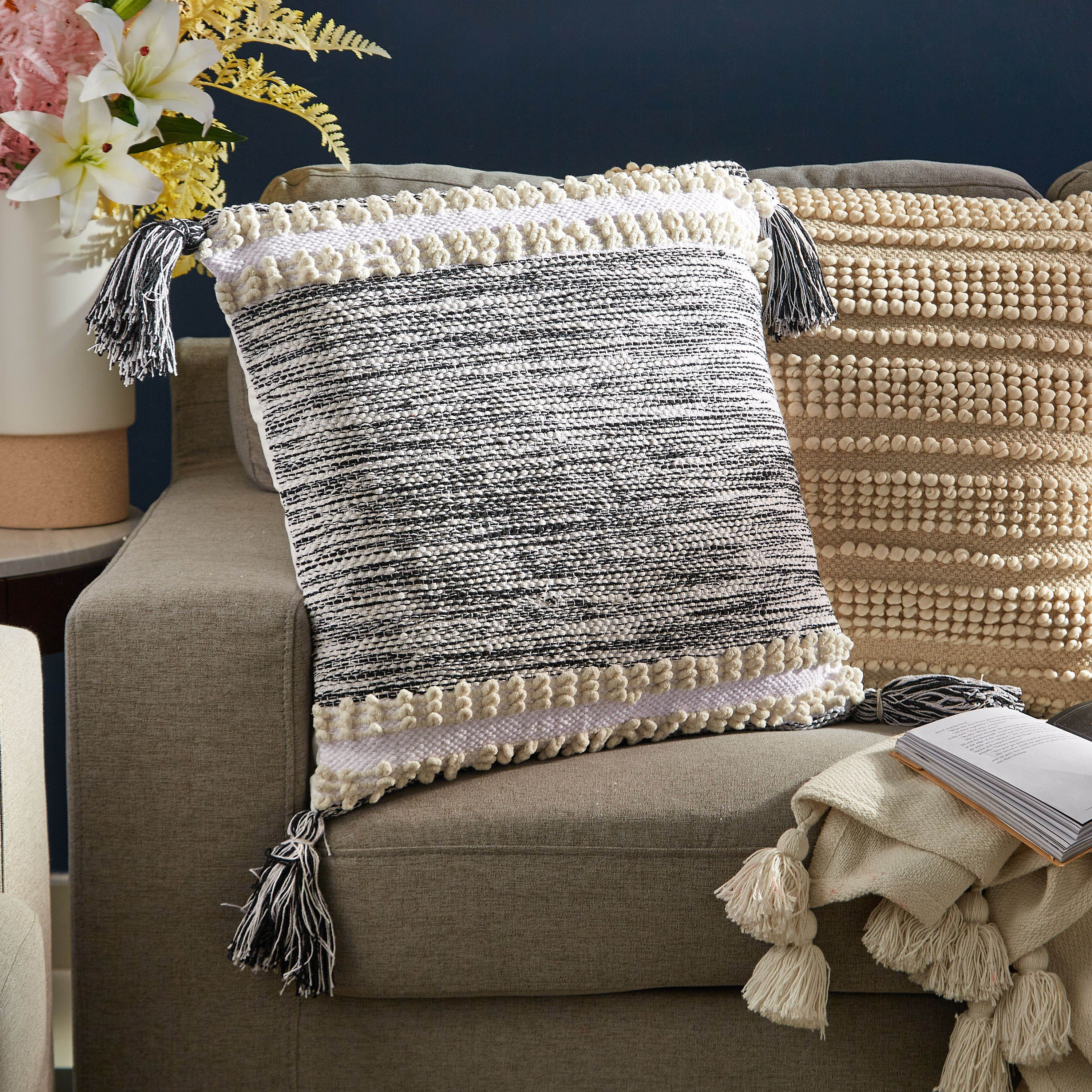 وسادة محشوة مصنوعة يدويًا من ساراي لواهري - 50x50 سم-hbxlivingroom-furnishings-cushionsandcovers-filledcushions-image-1