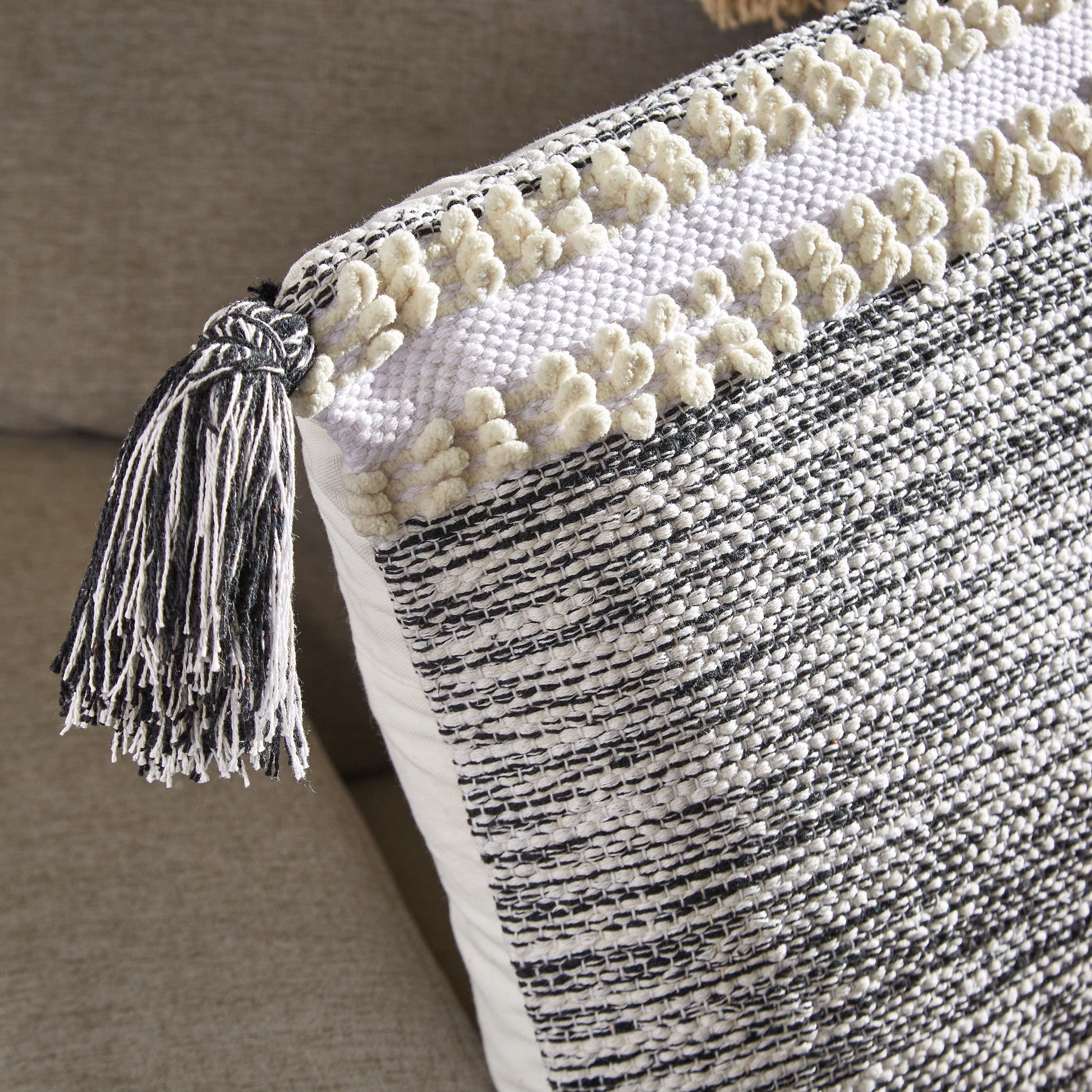 وسادة محشوة مصنوعة يدويًا من ساراي لواهري - 50x50 سم-hbxlivingroom-furnishings-cushionsandcovers-filledcushions-image-2