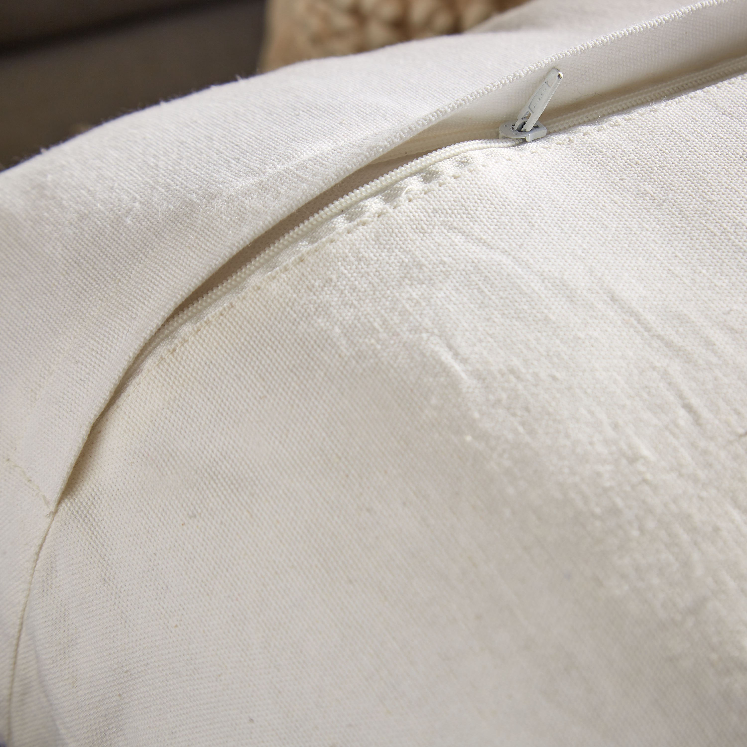 وسادة محشوة مصنوعة يدويًا من ساراي لواهري - 50x50 سم-hbxlivingroom-furnishings-cushionsandcovers-filledcushions-image-3