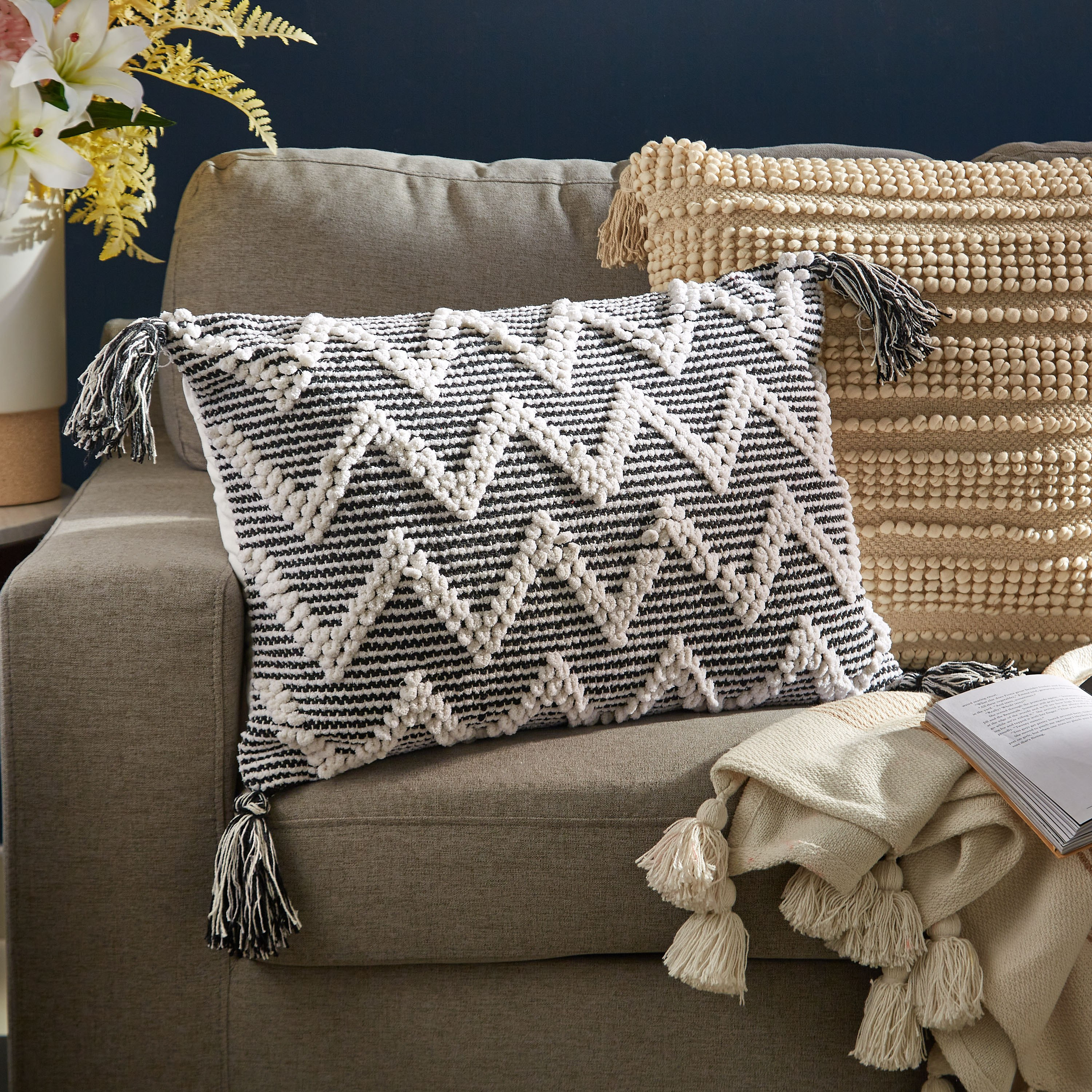 وسادة محشوة مصنوعة يدويًا من ساراي لوهري - 40x60 سم-hbxlivingroom-furnishings-cushionsandcovers-filledcushions-image-1