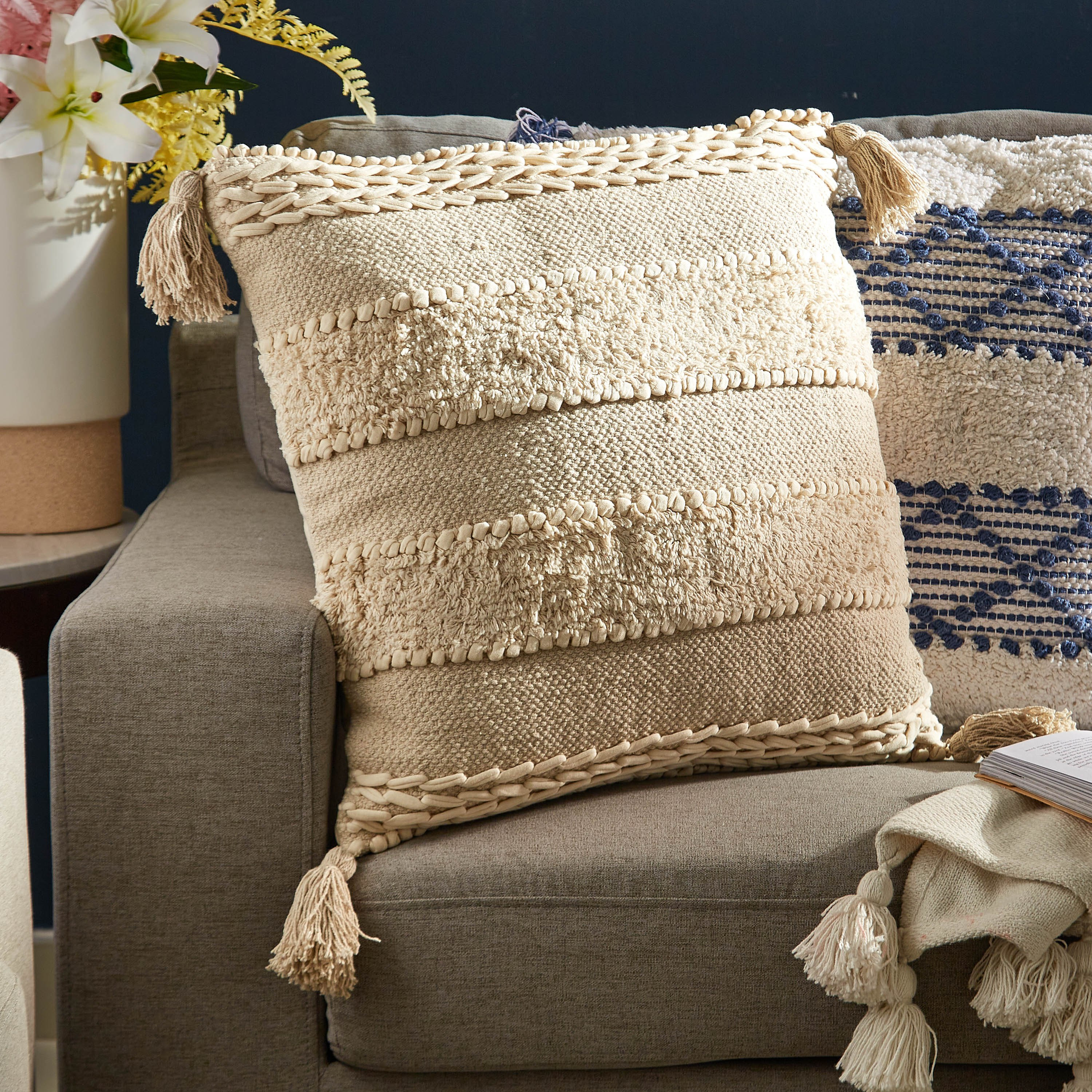 وسادة محشوة كثيفة مصنوعة يدويًا من ساراي بالهري - 50x50 سم-hbxlivingroom-furnishings-cushionsandcovers-filledcushions-image-1
