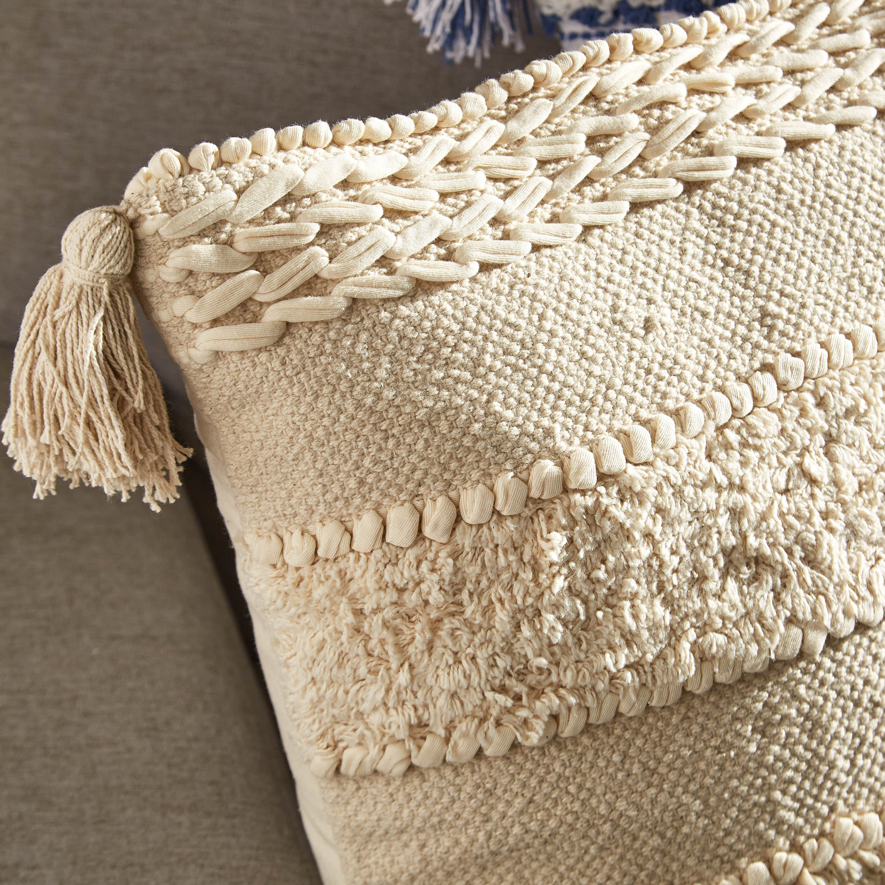 وسادة محشوة كثيفة مصنوعة يدويًا من ساراي بالهري - 50x50 سم-hbxlivingroom-furnishings-cushionsandcovers-filledcushions-image-2