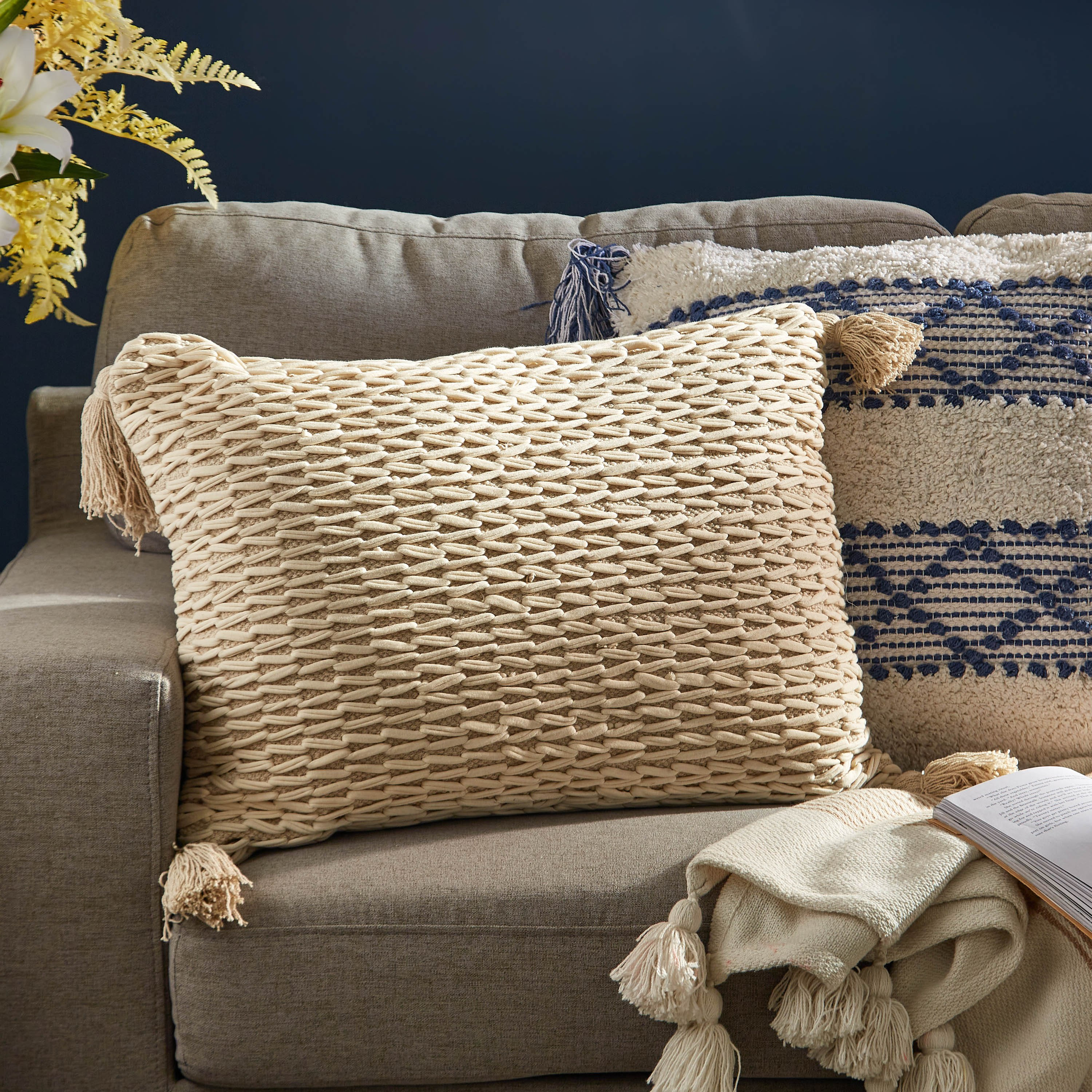 وسادة محشوة مصنوعة يدويًا من ساراي بالهيري - 40x60 سم-hbxlivingroom-furnishings-cushionsandcovers-filledcushions-image-1
