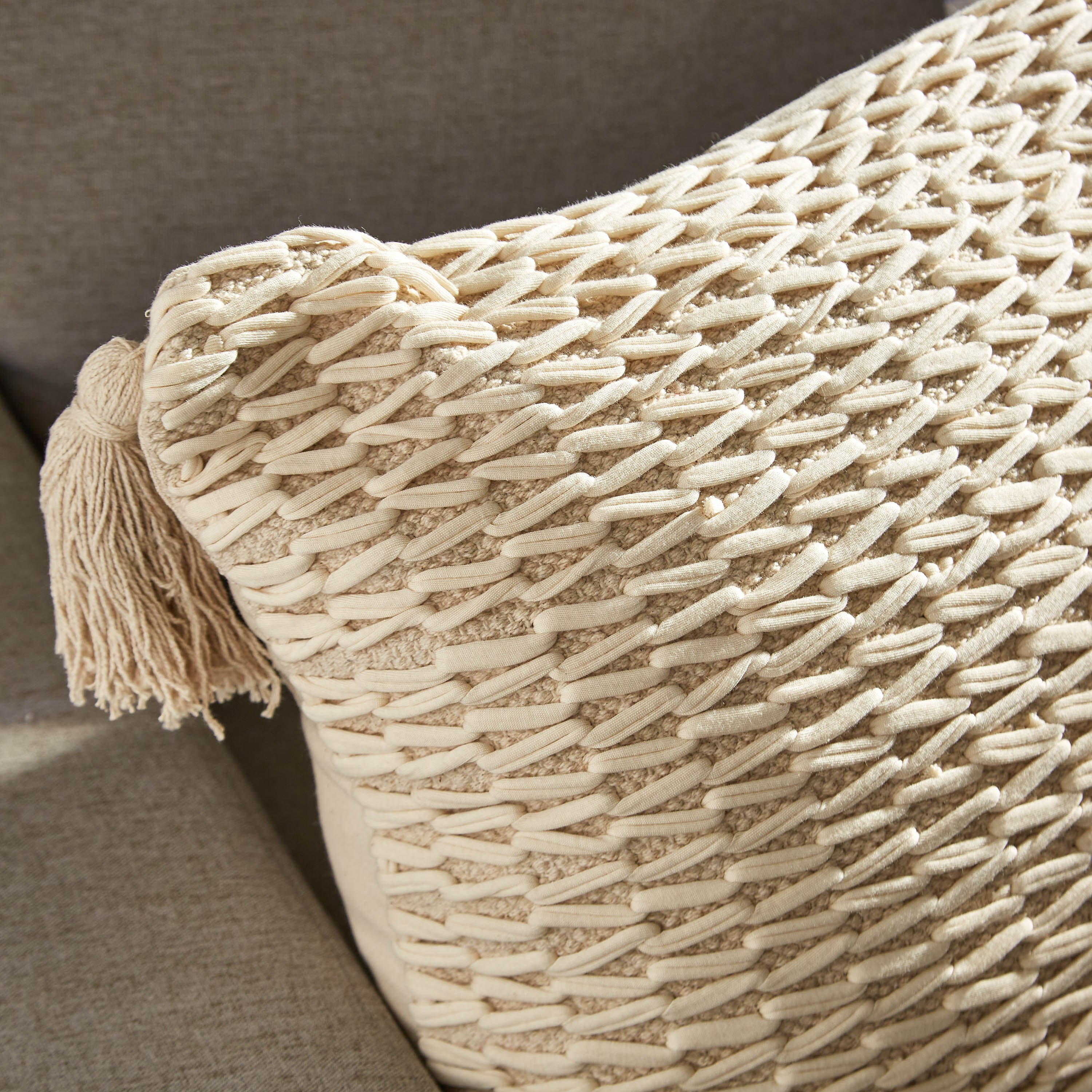 وسادة محشوة مصنوعة يدويًا من ساراي بالهيري - 40x60 سم-hbxlivingroom-furnishings-cushionsandcovers-filledcushions-image-2