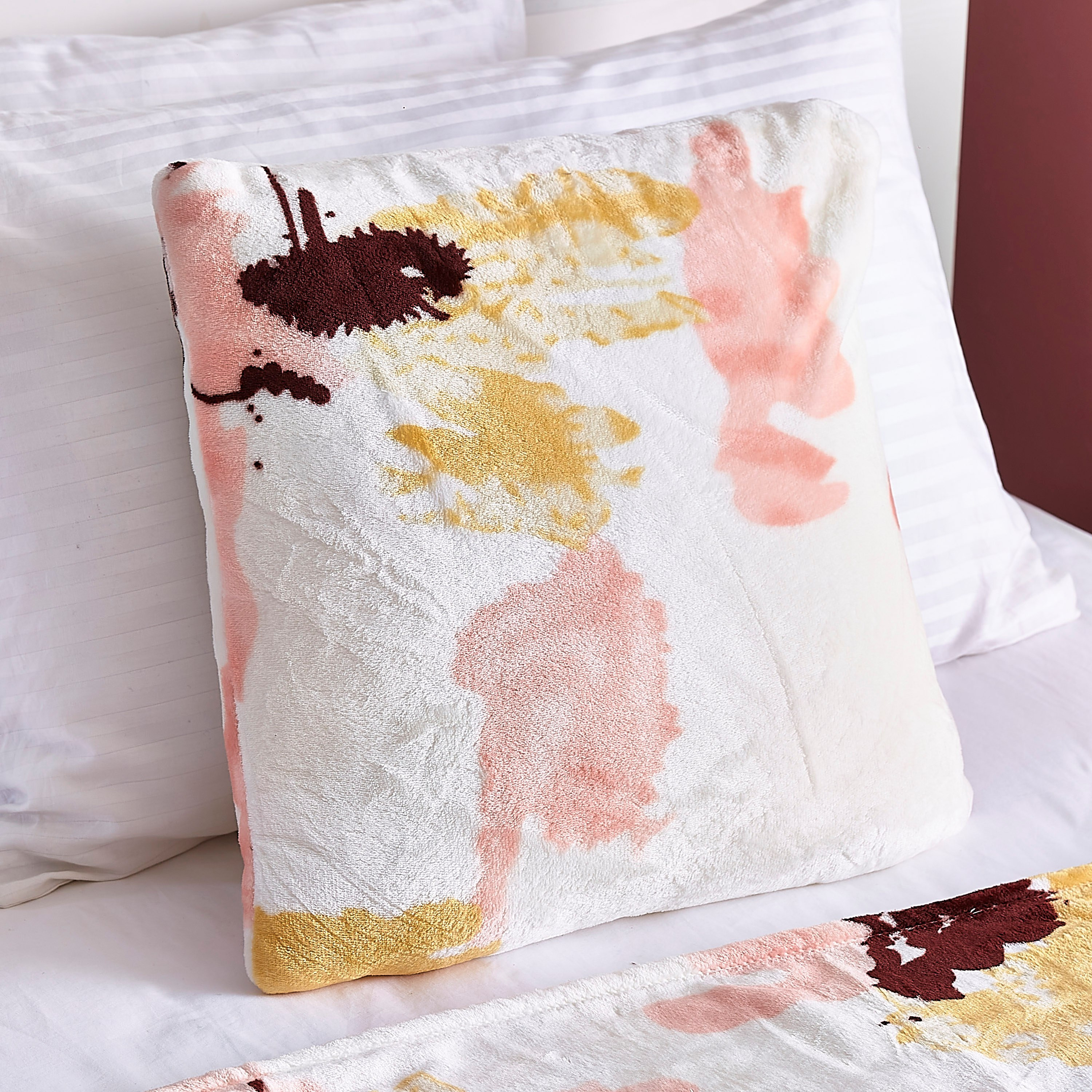 وسادة مايكروفايبر فلانيل محشوة بطبعات من جويس - 45x45  سم-hbxlivingroom-furnishings-cushionsandcovers-filledcushions-image-1
