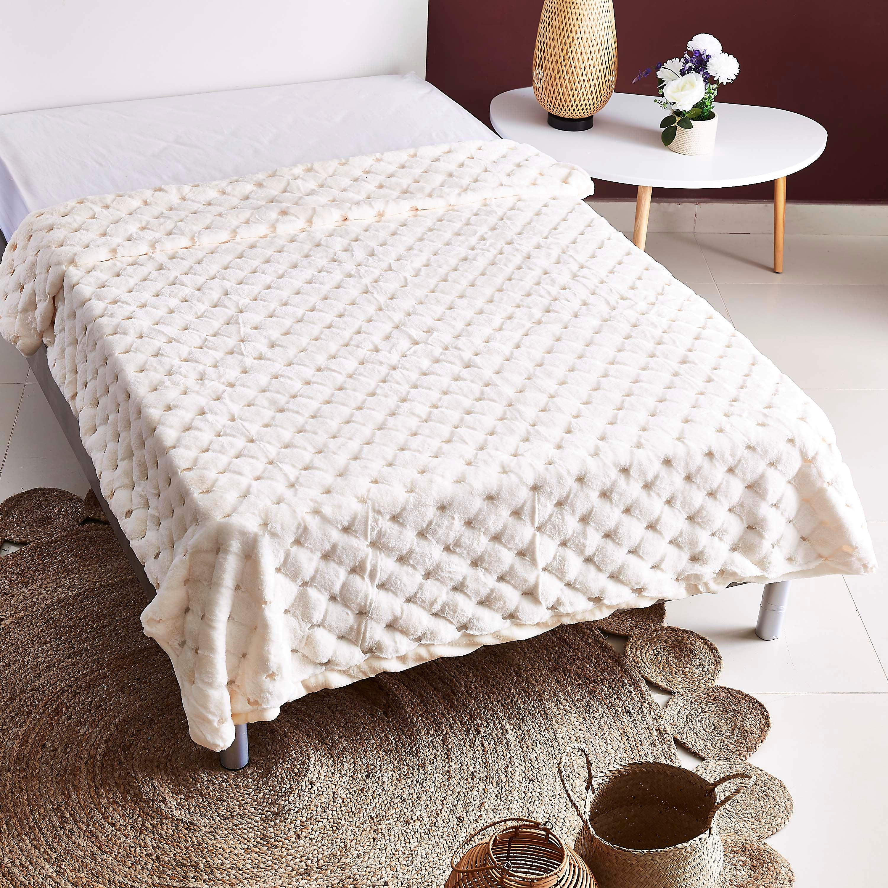 بطانية جاكار مزدوجة بفرو الأرنب الصناعي من لوكس - 150x220 سم-hbxhomeware-hbxbedroom-image-1