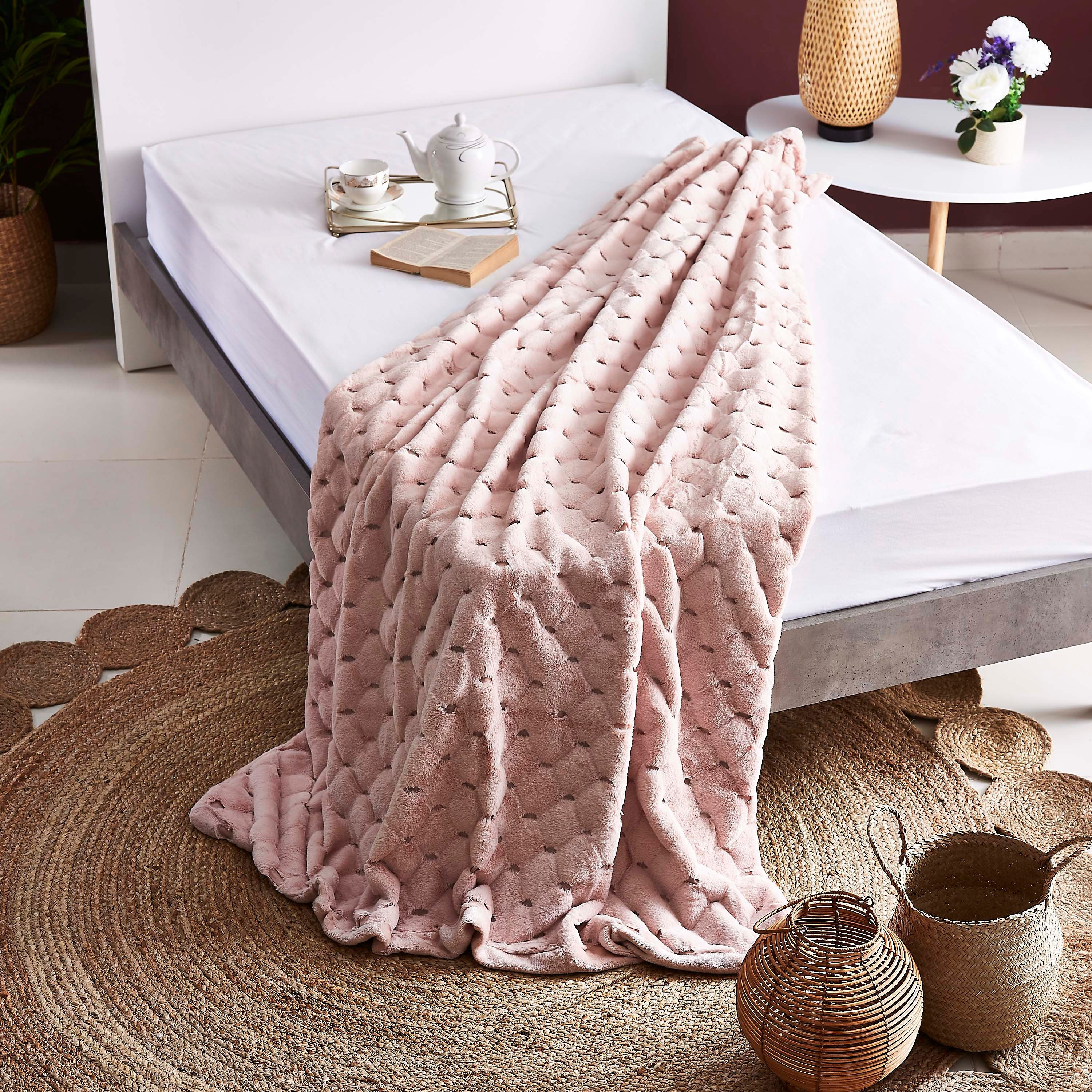 بطانية كينج جاكار بفرو الأرنب الصناعي من لوكس - 220x240 سم-hbxhomeware-hbxbedroom-image-2