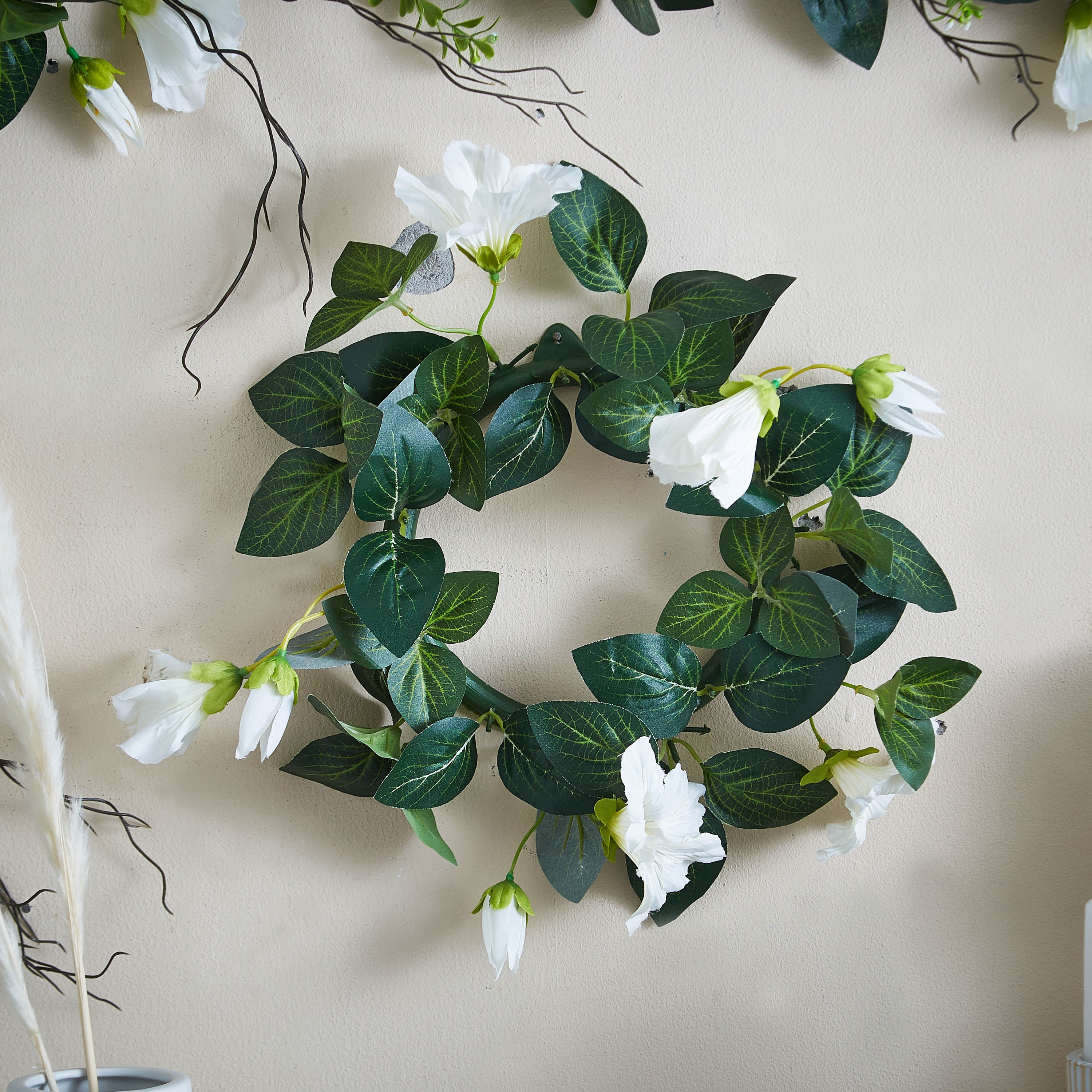 إكليل زهور من إيدينك - 33 سم-hbxdecorandfurnishings-homeaccessories-artificialflowersandplants-image-1