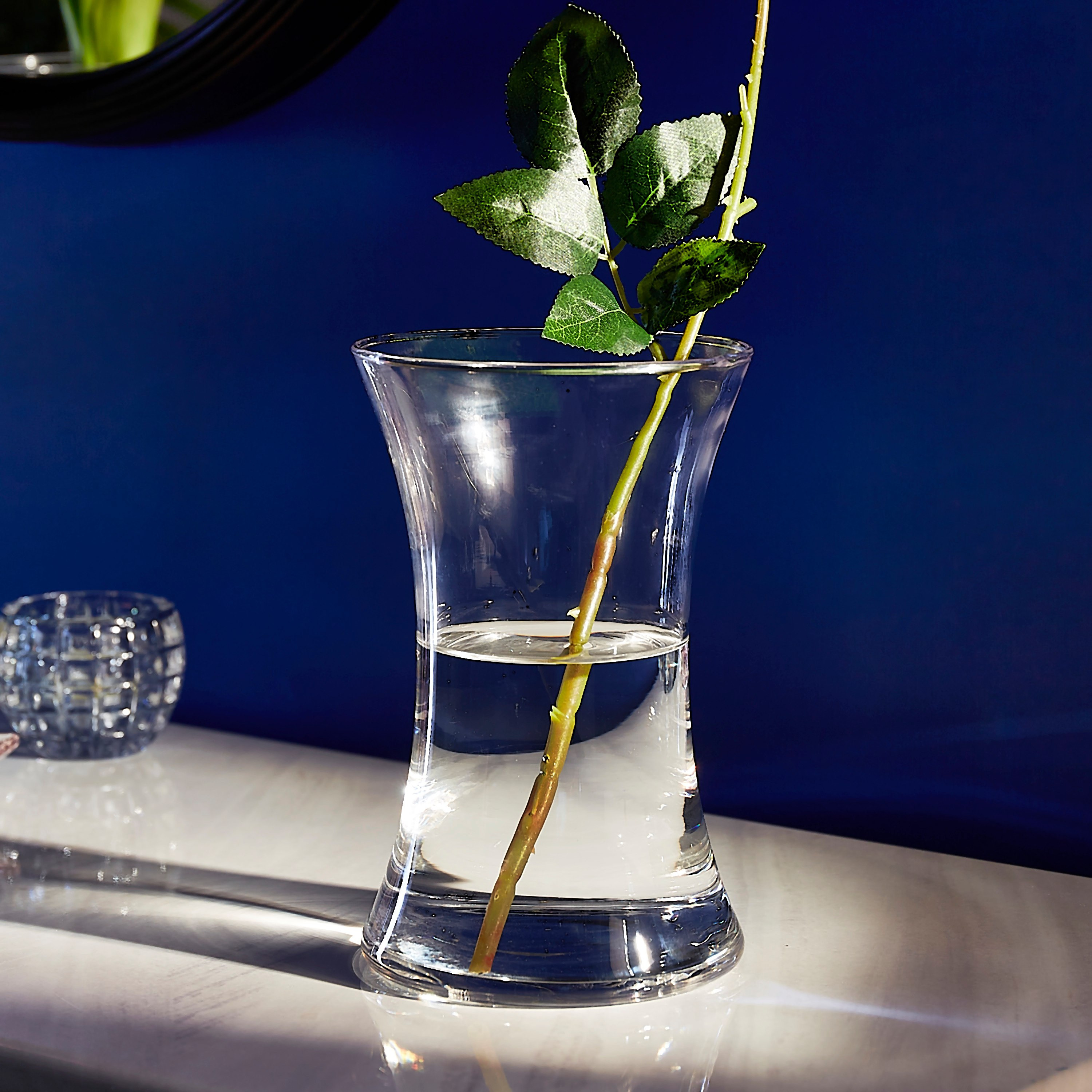 مزهريّة زجاجيّة شفّافة بتصميم ساعة رمليّة من آتلانتا-hbxbedroom-decorandaccessories-vases-image-1
