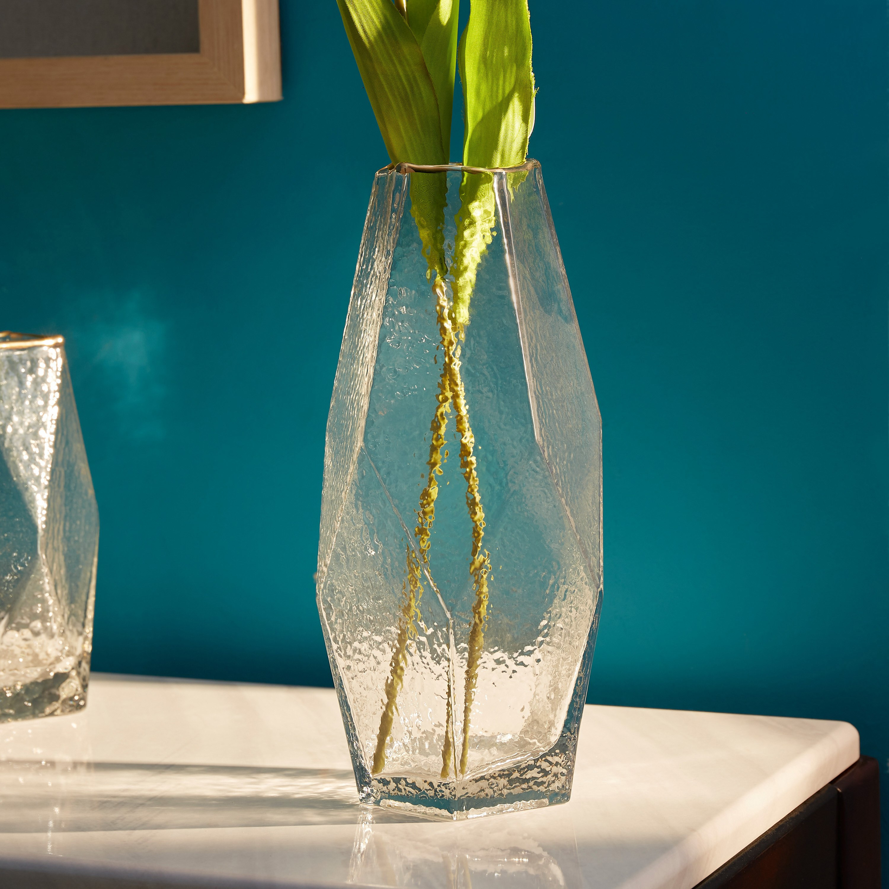 مزهريّة زجاجيّة بارزة الملمس بأطراف ذهبيّة من سكيري-hbxbedroom-decorandaccessories-vases-image-1