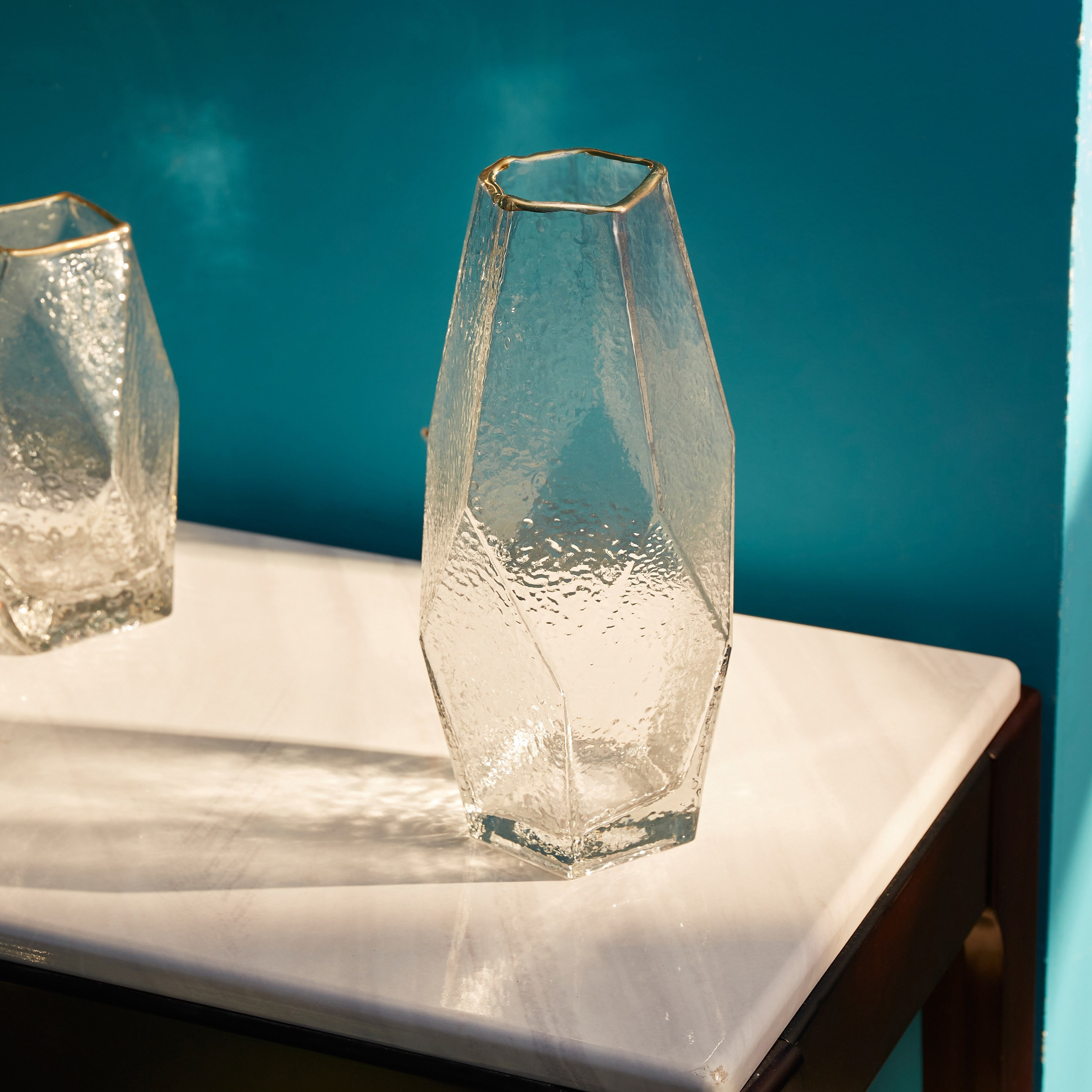 مزهريّة زجاجيّة بارزة الملمس بأطراف ذهبيّة من سكيري-hbxbedroom-decorandaccessories-vases-image-2