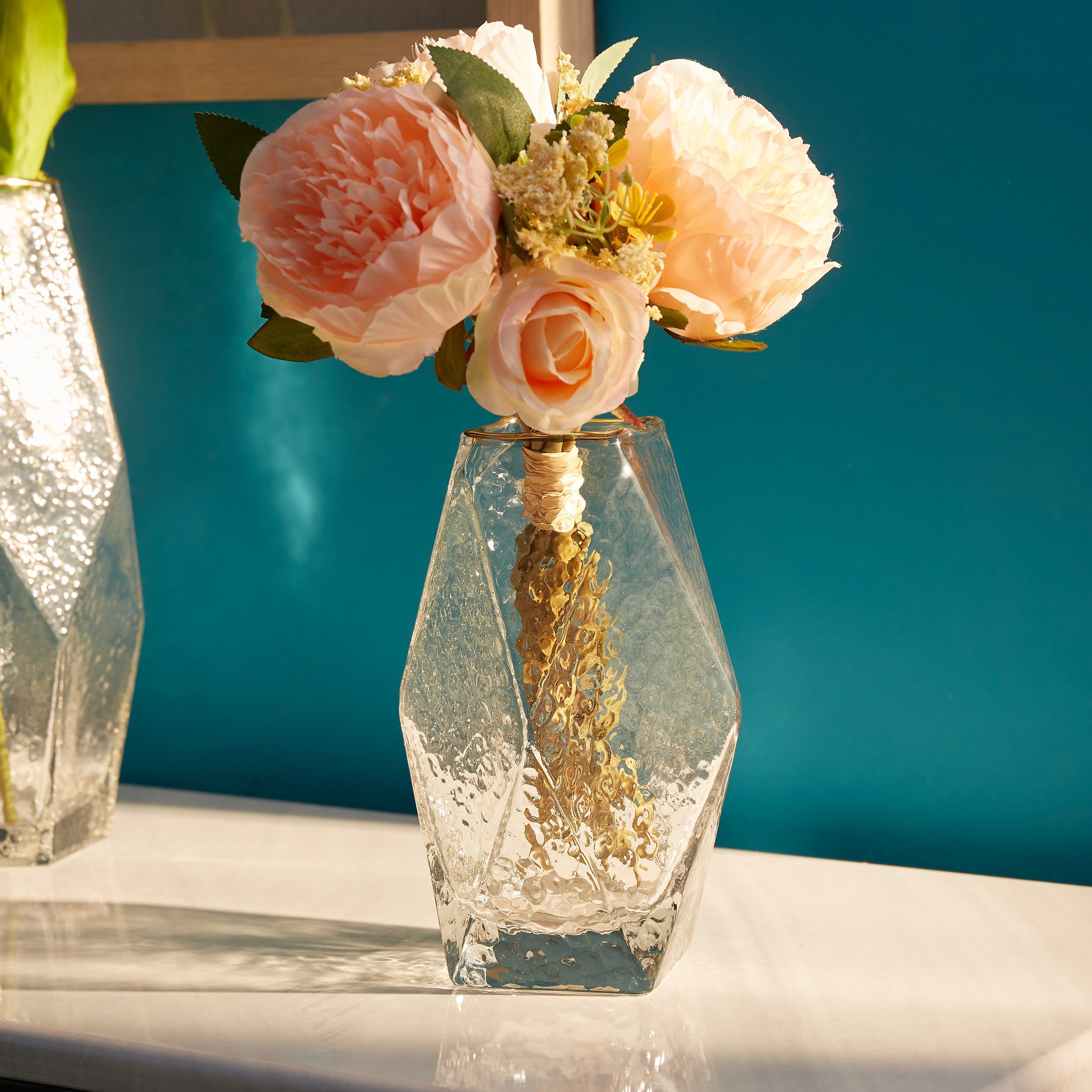 مزهريّة زجاجيّة بارزة الملمس بأطراف ذهبيّة من سكيري-hbxbedroom-decorandaccessories-vases-image-1