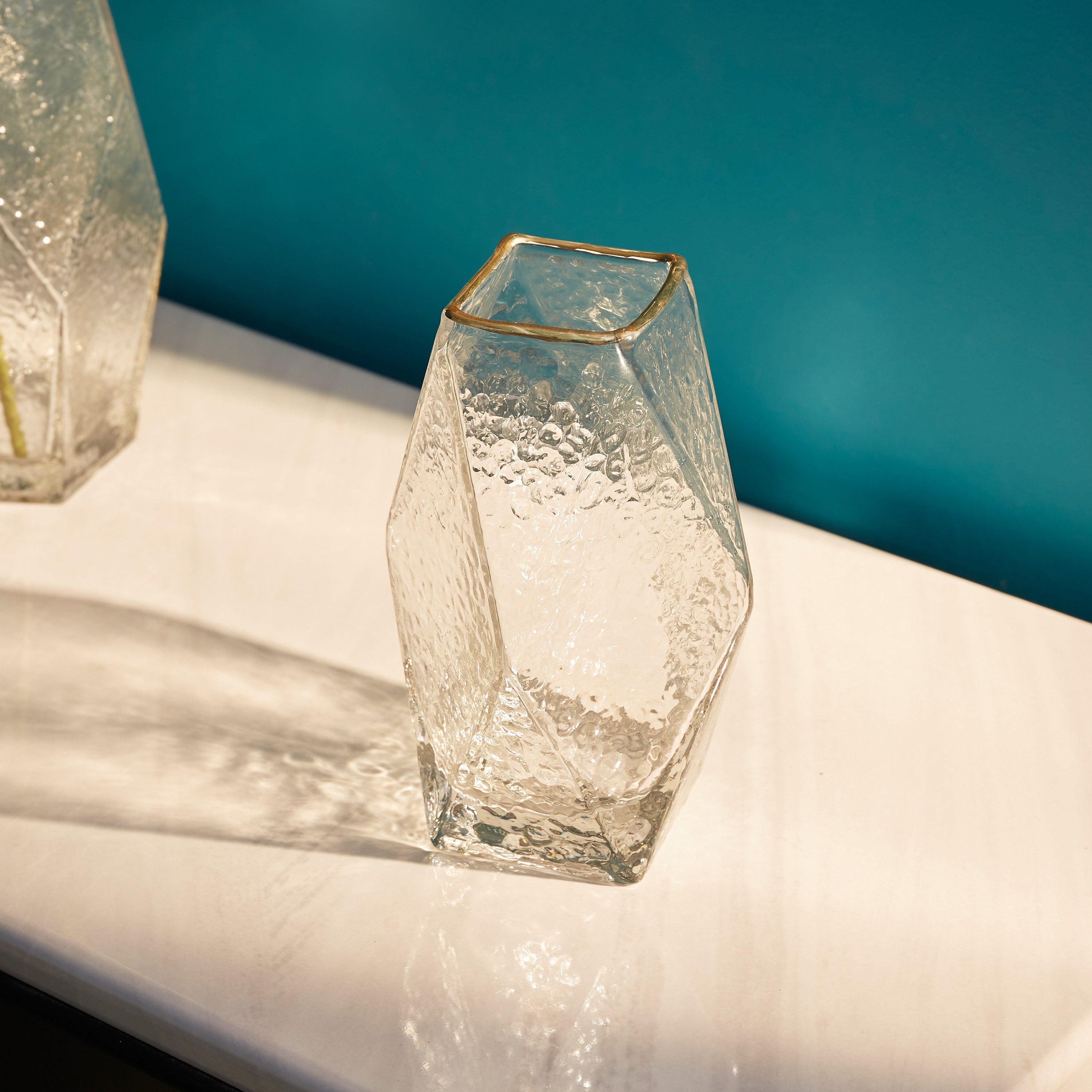 مزهريّة زجاجيّة بارزة الملمس بأطراف ذهبيّة من سكيري-hbxbedroom-decorandaccessories-vases-image-2