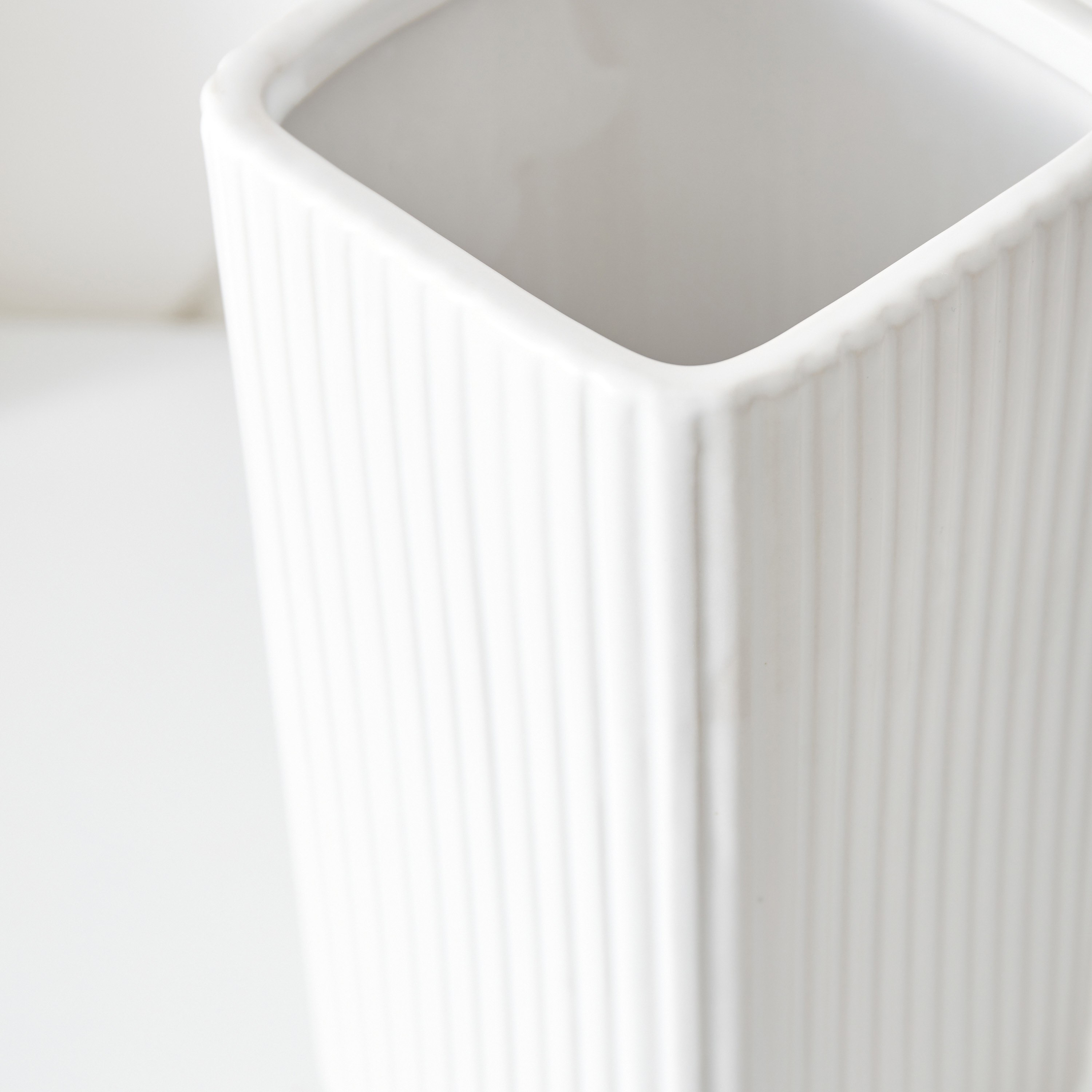 مزهرية سيراميك مكعبة مضلعة من سانسا -12.5x12.5x25 سم-hbxbedroom-decorandaccessories-vases-image-3