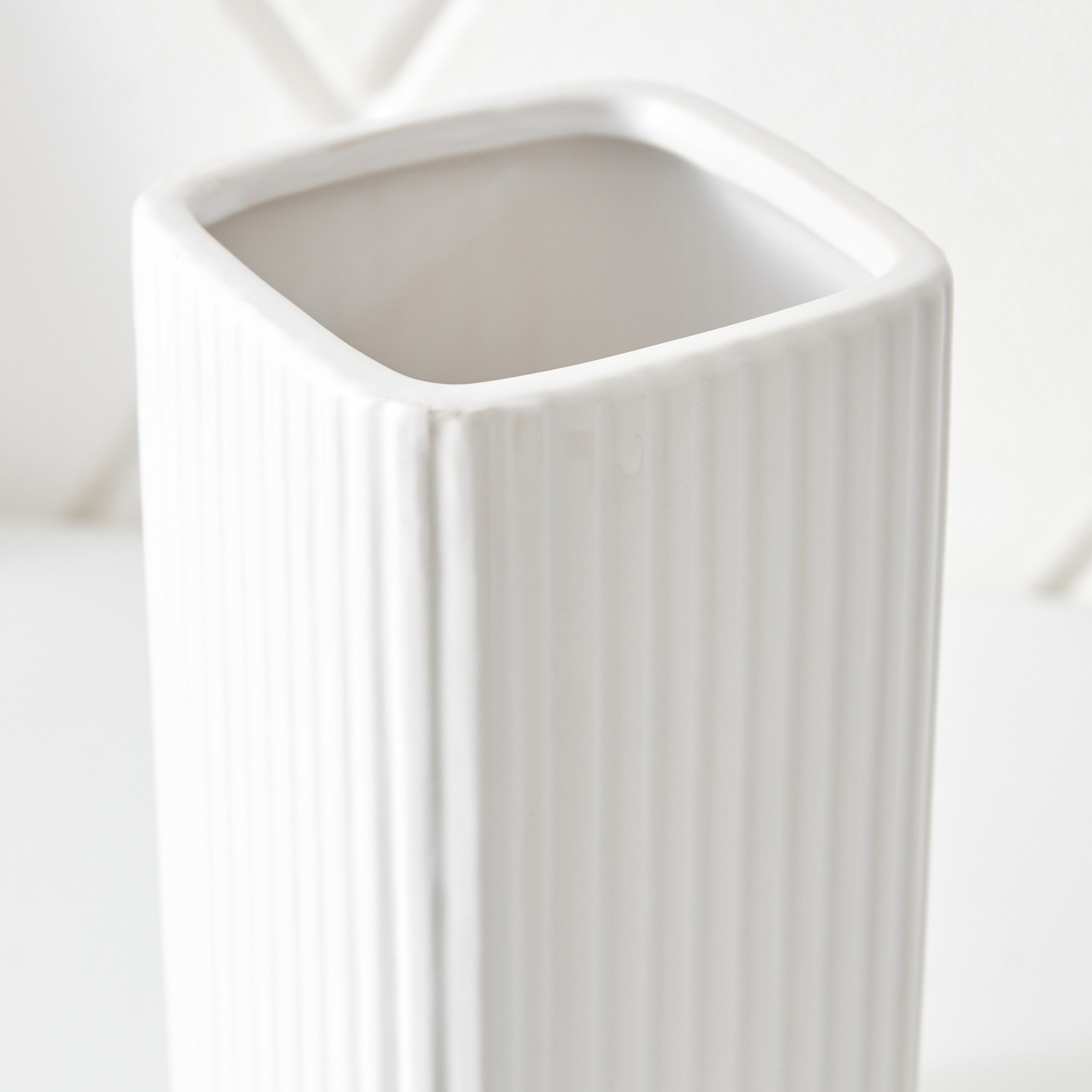 مزهرية سيراميك مضلعة من سانسا - 10.5x10.5x20 سم-hbxbedroom-decorandaccessories-vases-image-3