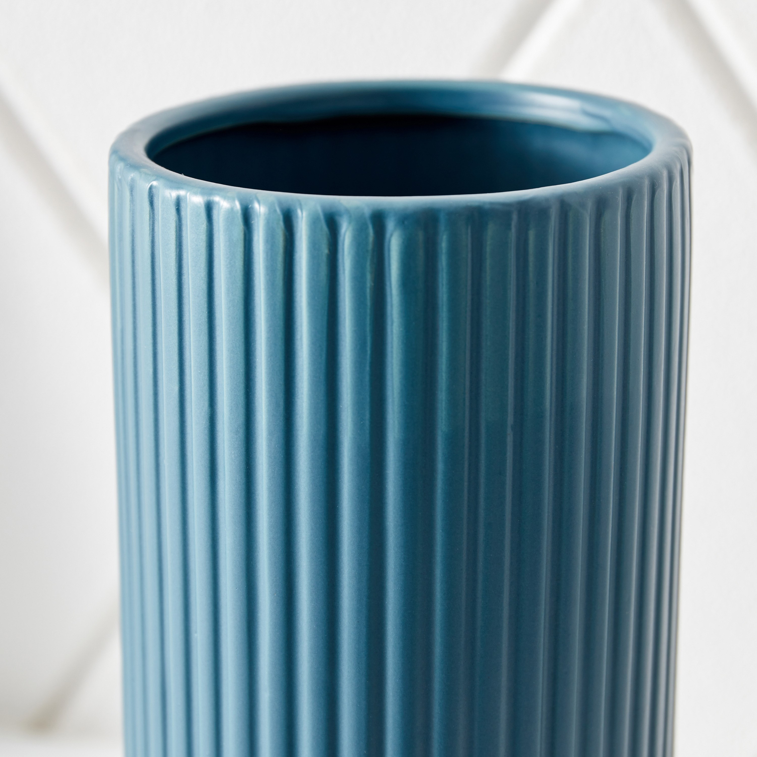 مزهرية سيراميك مضلّعة مع حامل من سانسا - 12x12x25 سم-hbxbedroom-decorandaccessories-vases-image-3