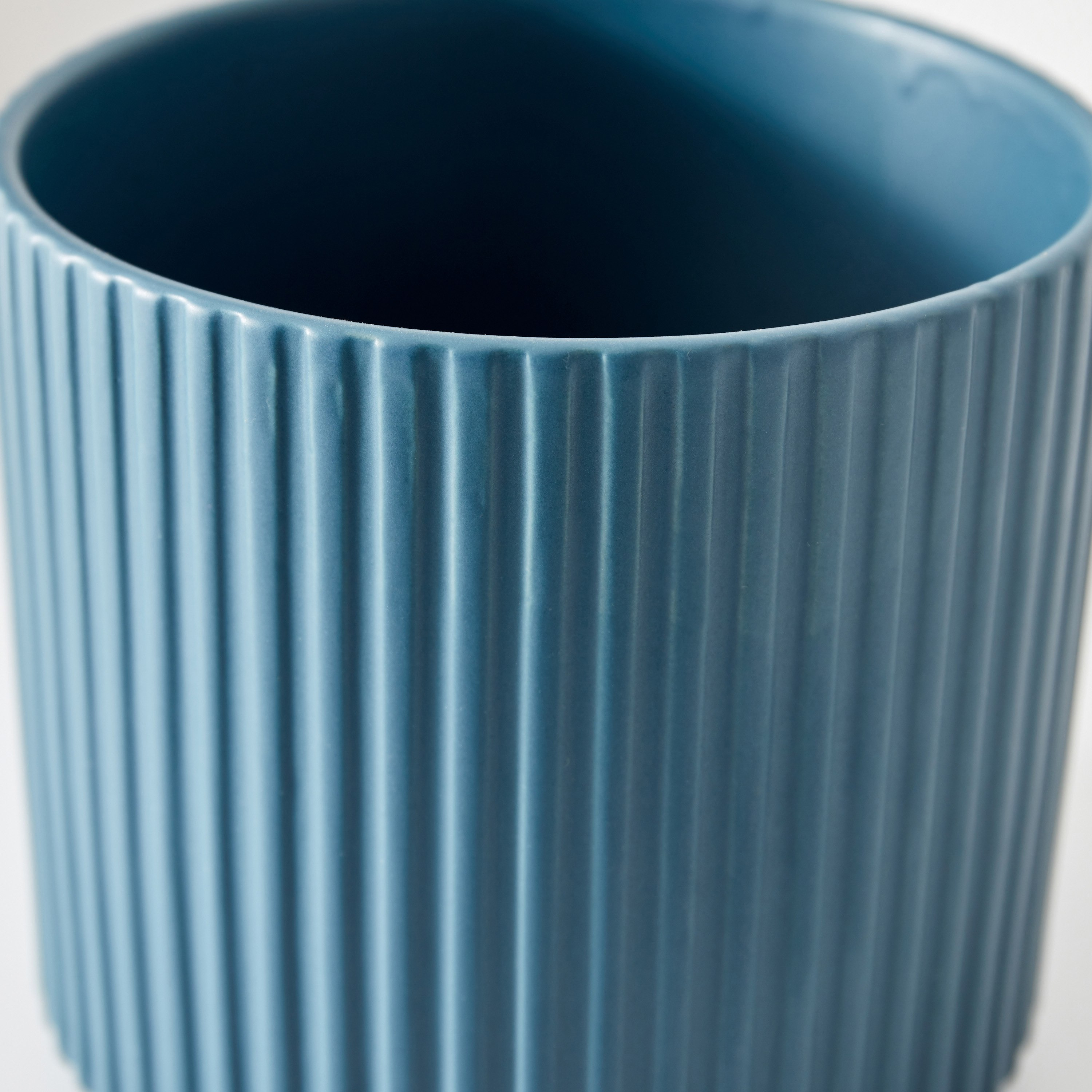 مزهرية سيراميك مضلّعة مع حامل من سانسا - 14x14x12.5 سم-hbxbedroom-decorandaccessories-vases-image-3