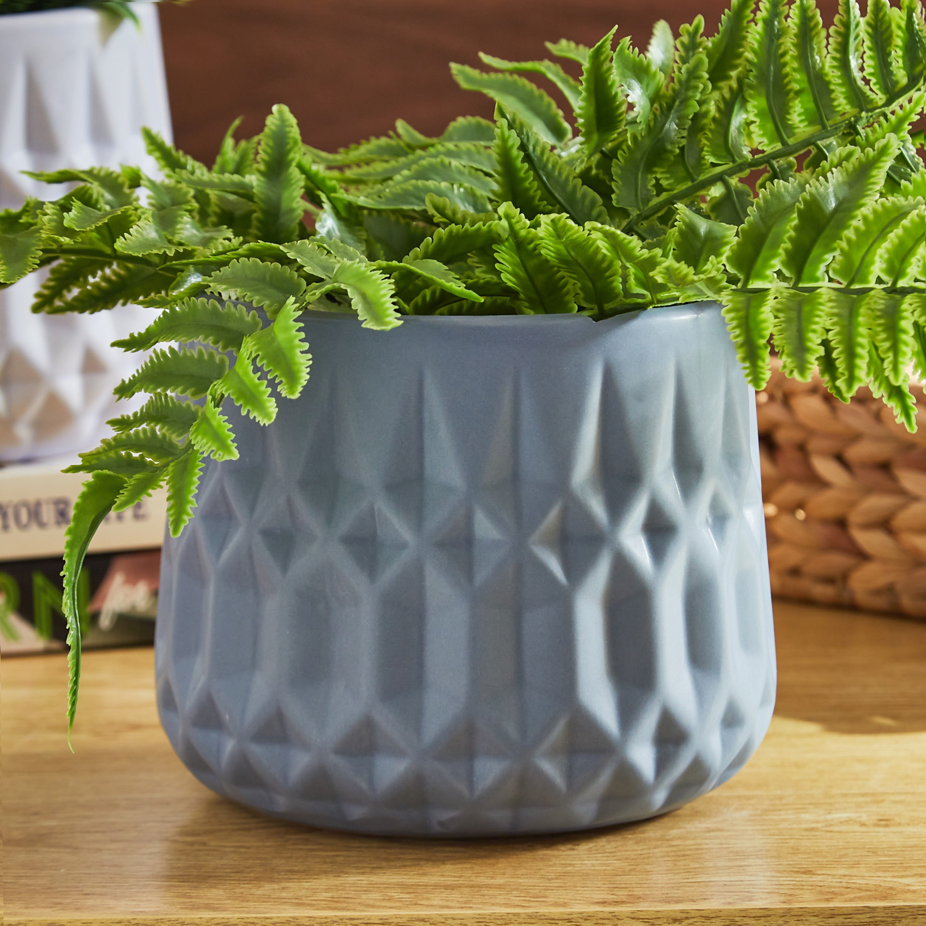 أصيص سيراميك ماسي الملمس من سيارا - 14x14x13 سم-hbxhomeware-hbxdecorandfurnishings-image-1