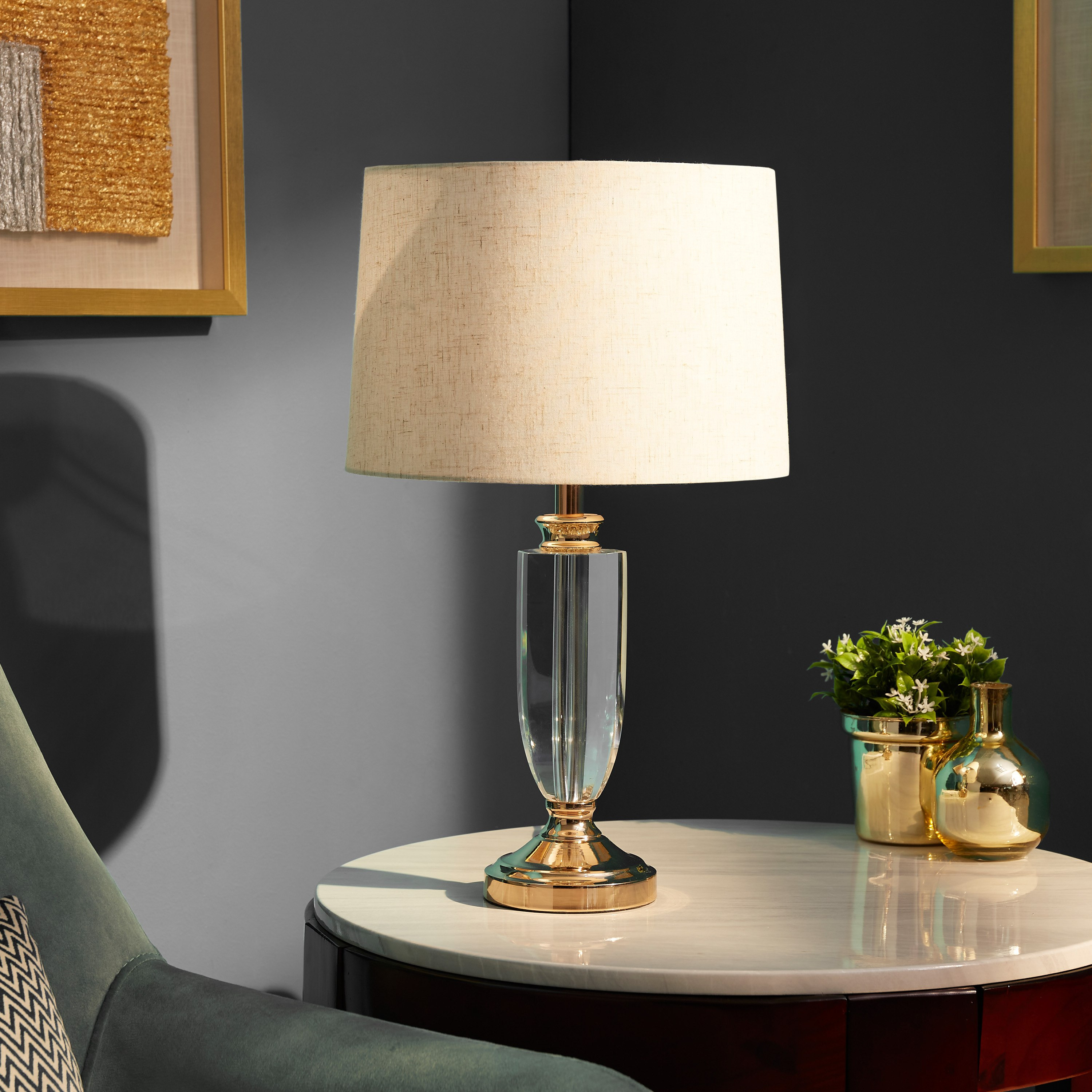 مصباح طاولة بقاعدة معدنية كريستال مع غطاء كُسرات من كورسا - 51×28 سم-hbxlivingroom-lighting-tablelamps-image-1