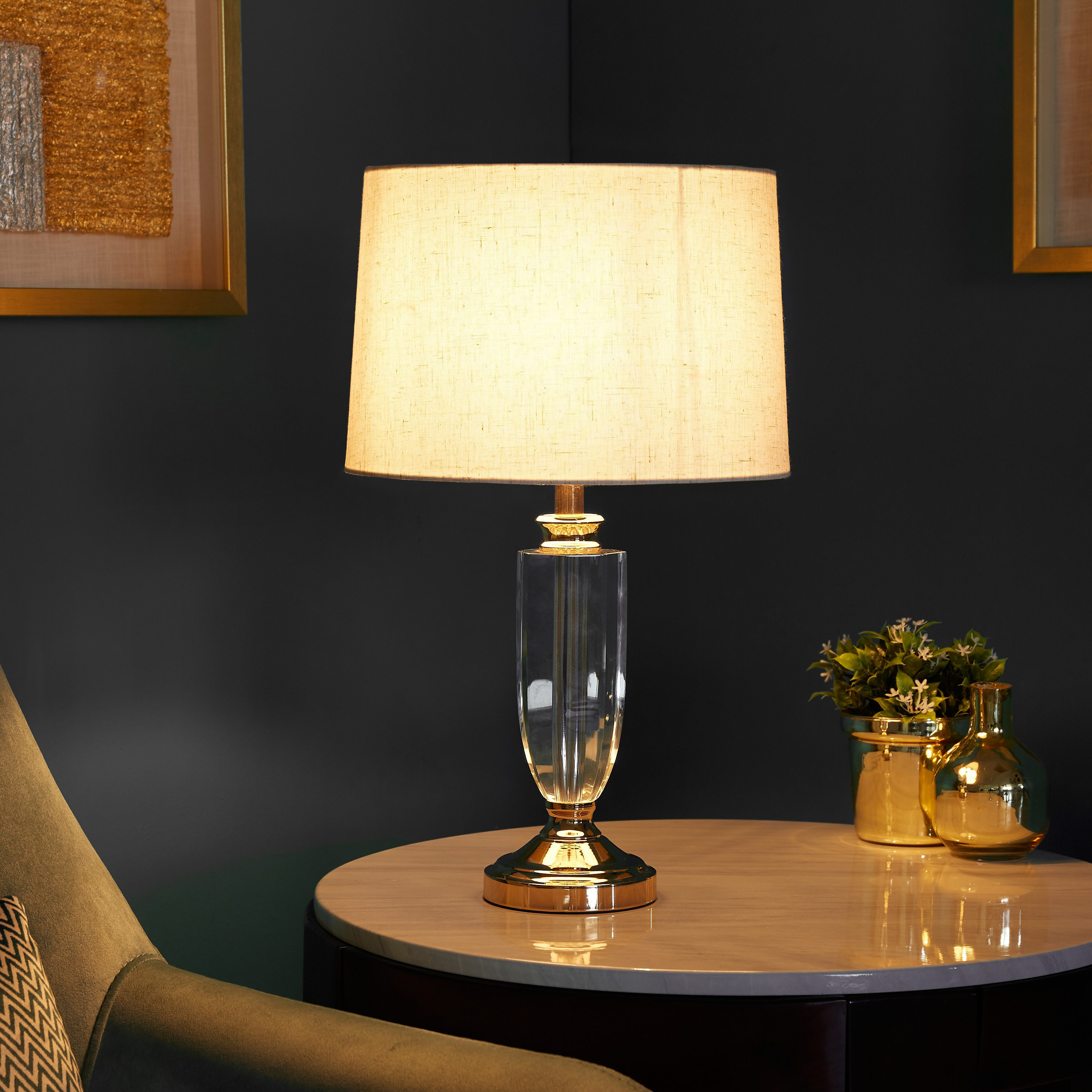 مصباح طاولة بقاعدة معدنية كريستال مع غطاء كُسرات من كورسا - 51×28 سم-hbxlivingroom-lighting-tablelamps-image-2