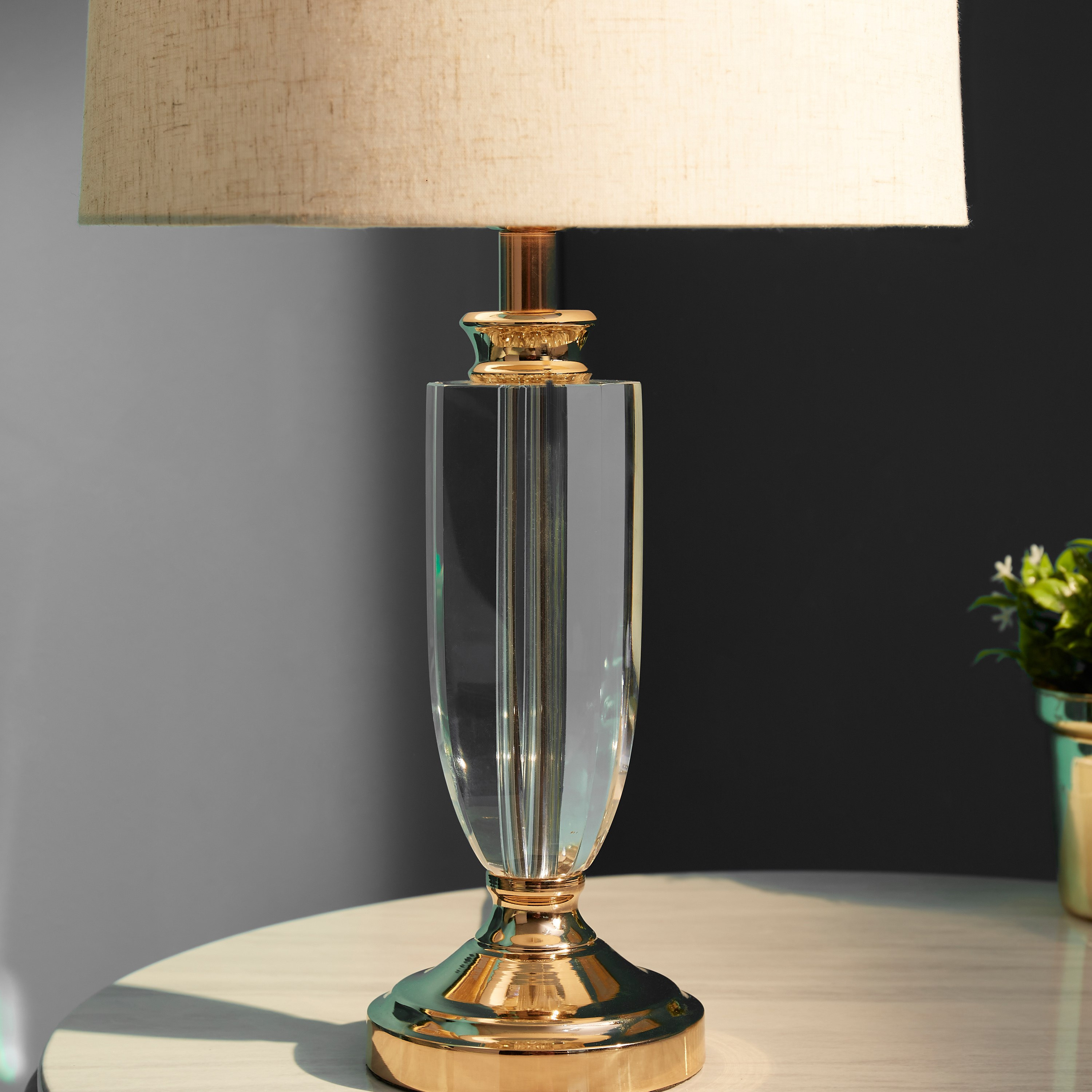 مصباح طاولة بقاعدة معدنية كريستال مع غطاء كُسرات من كورسا - 51×28 سم-hbxlivingroom-lighting-tablelamps-image-3