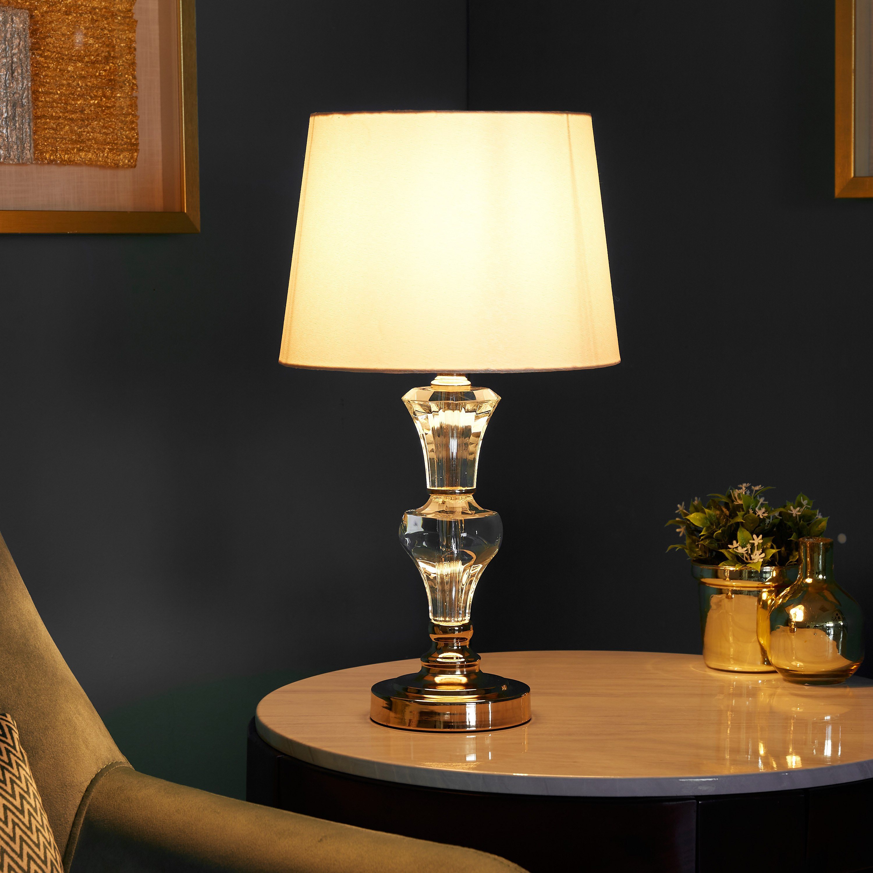 مصباح طاولة بقاعدة كريستال وغطاء من كورسا - 56×35 سم-hbxlivingroom-lighting-tablelamps-image-2