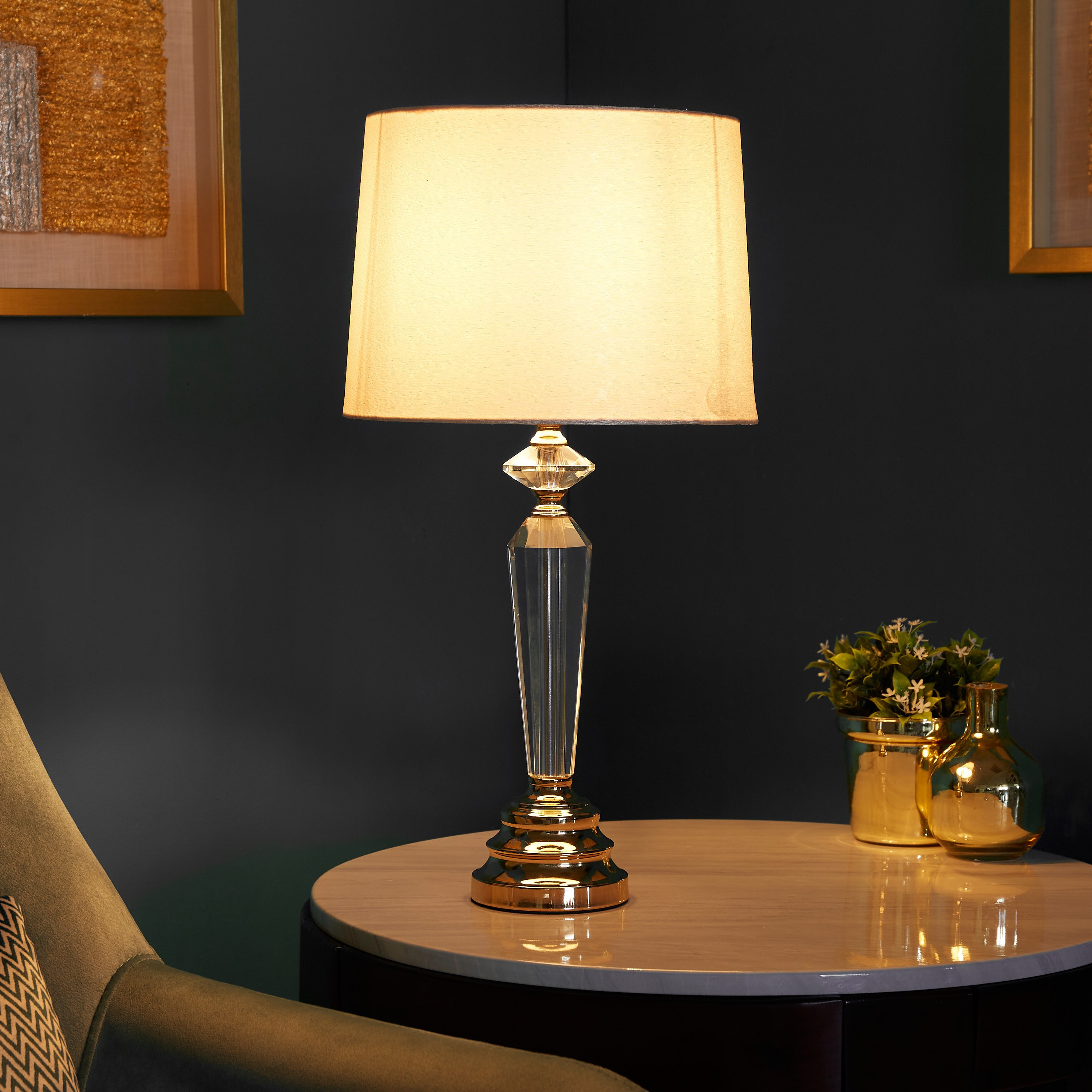 مصباح طاولة بقاعدة كريستال مفرّغة هندسيًا من كورسا - 51×28 سم-hbxlivingroom-lighting-tablelamps-image-2