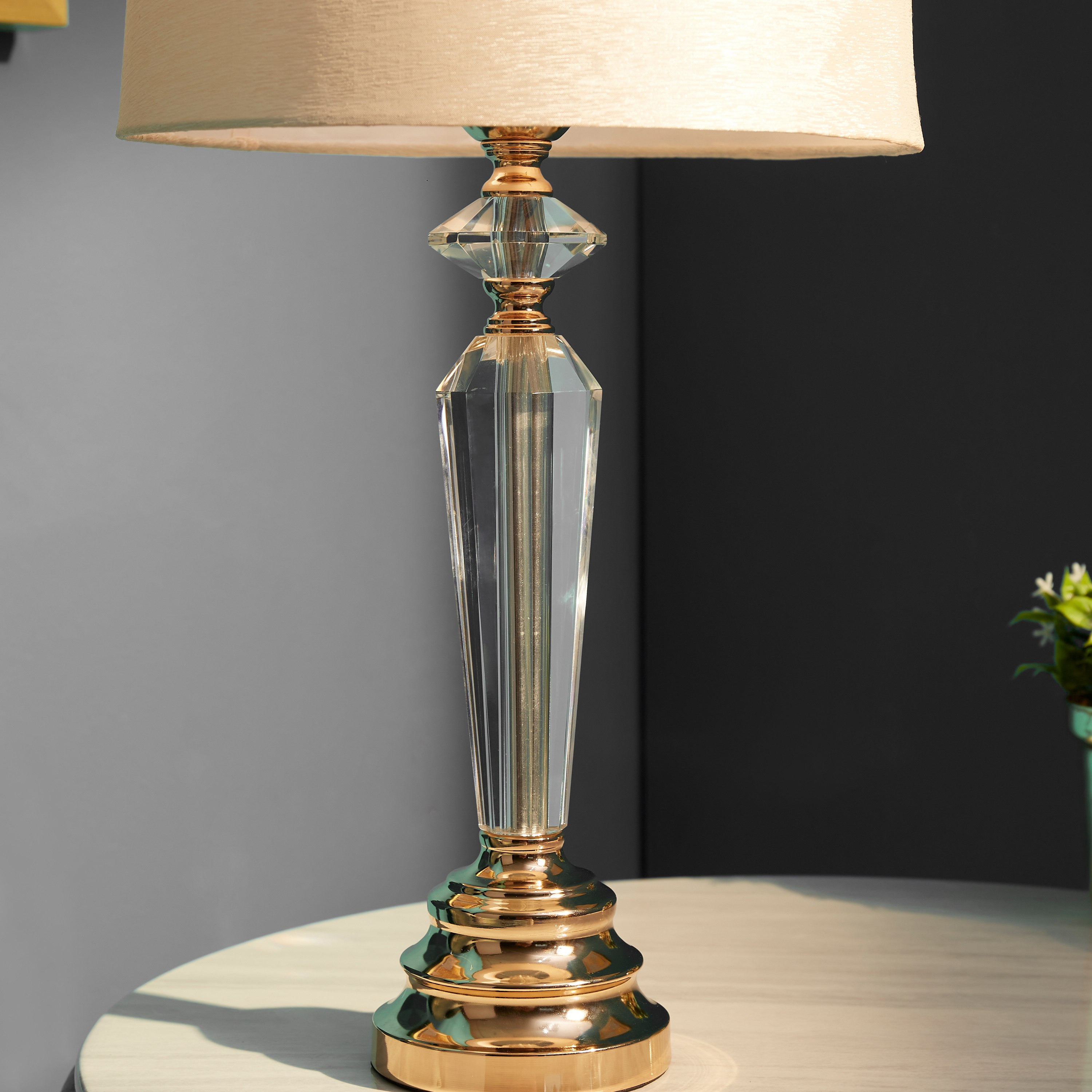 مصباح طاولة بقاعدة كريستال مفرّغة هندسيًا من كورسا - 51×28 سم-hbxlivingroom-lighting-tablelamps-image-3