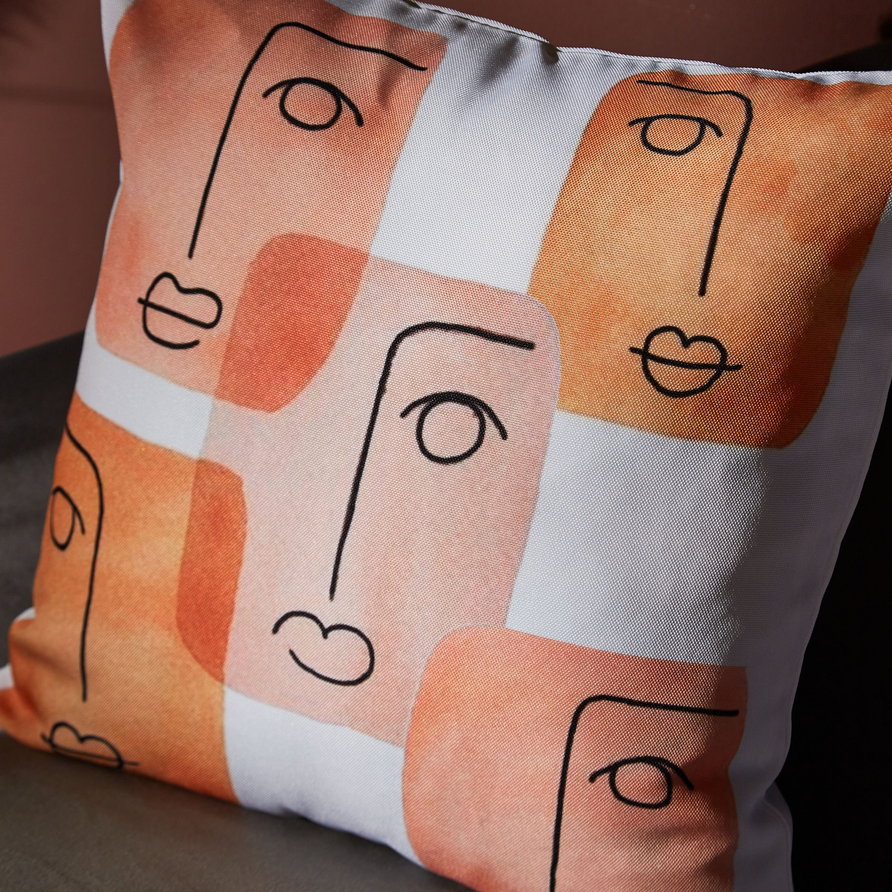 وسادة محشوة بطبعات رقمية - 40x40 سم-hbxlivingroom-furnishings-cushionsandcovers-filledcushions-image-2