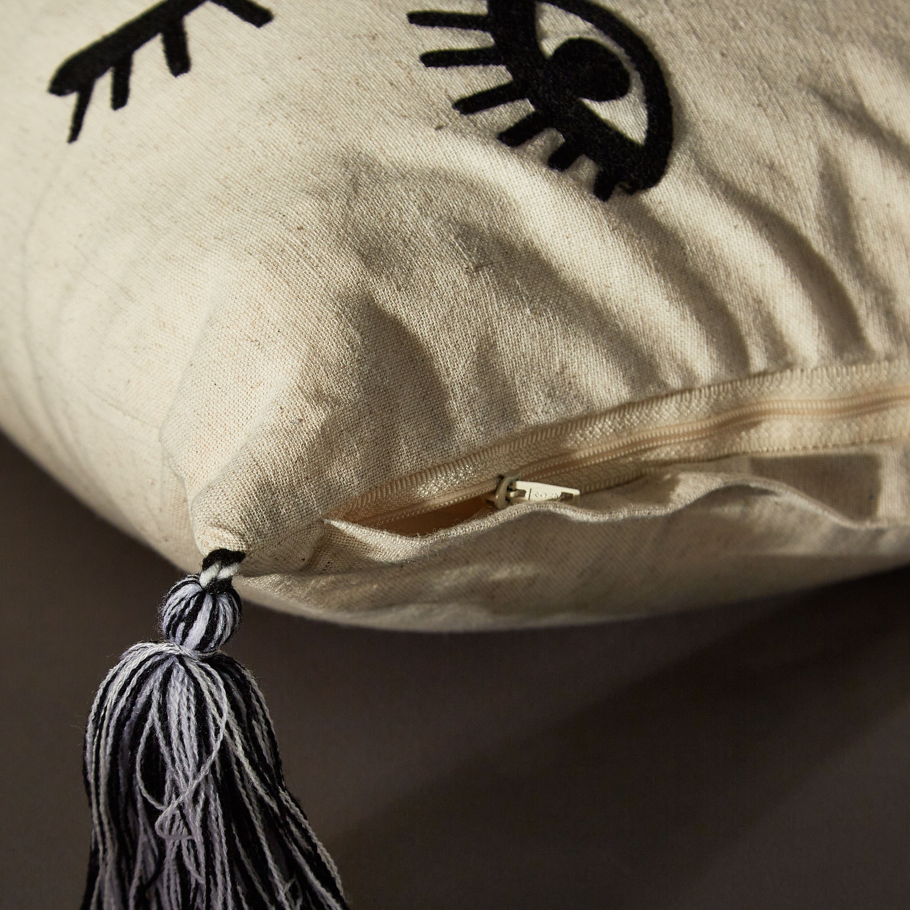 وسادة محشوة مطرزة - 40x40 سم-hbxlivingroom-furnishings-cushionsandcovers-filledcushions-image-3