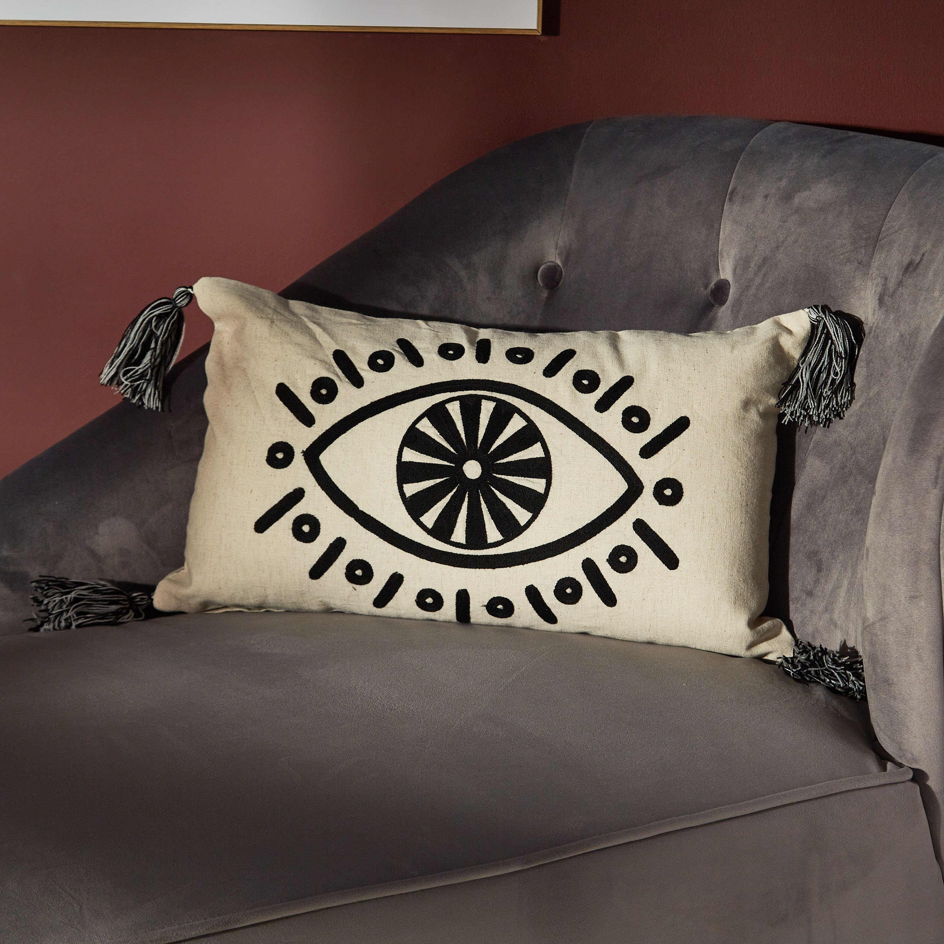 وسادة محشوة مطرزة بتصميم عين - 30x50 سم-hbxlivingroom-furnishings-cushionsandcovers-filledcushions-image-1