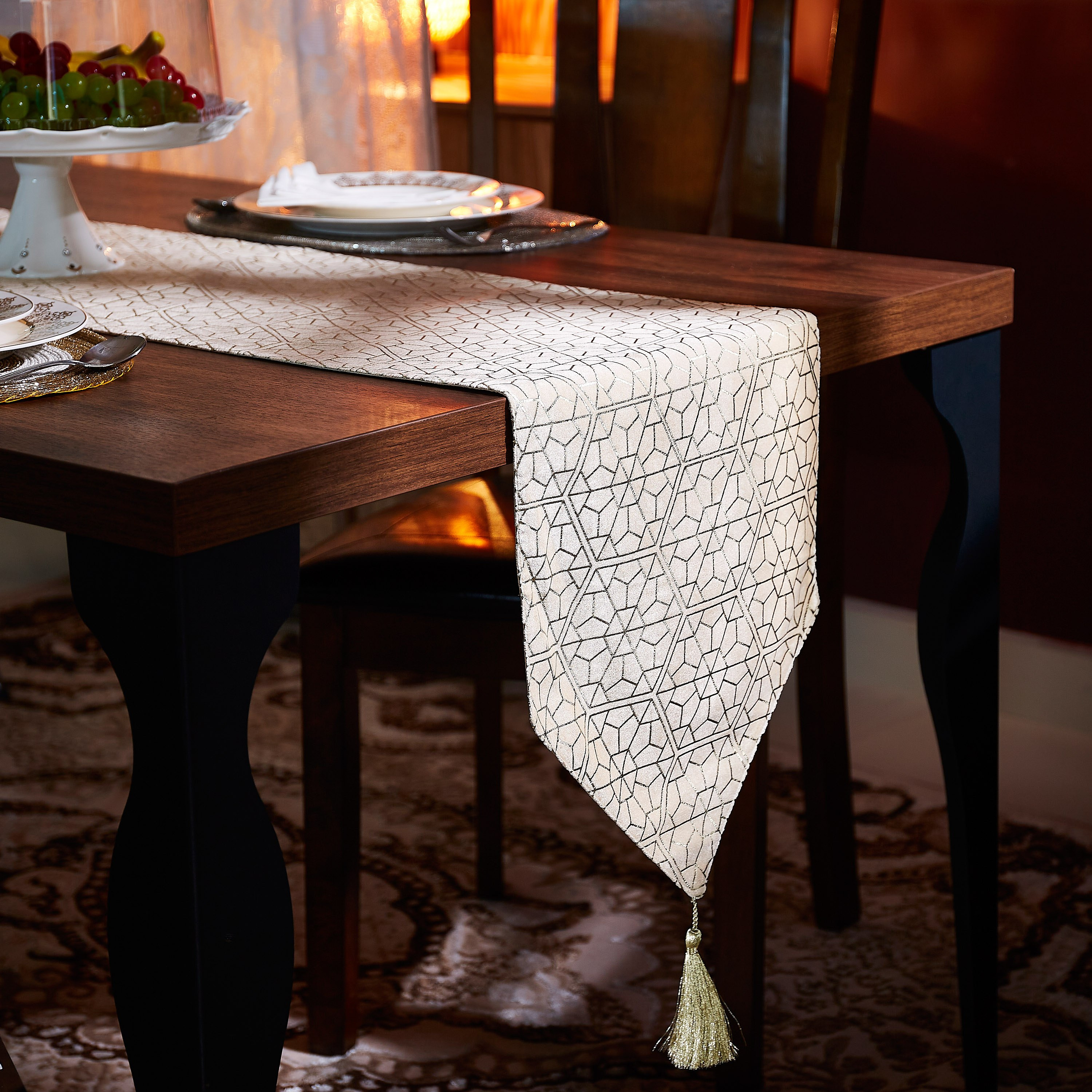 مفرش طاولة مخملي بطبعات فويل من بيترا - 33x180 سم-hbxdecorandfurnishings-homefurnishings-tablelinens-image-1