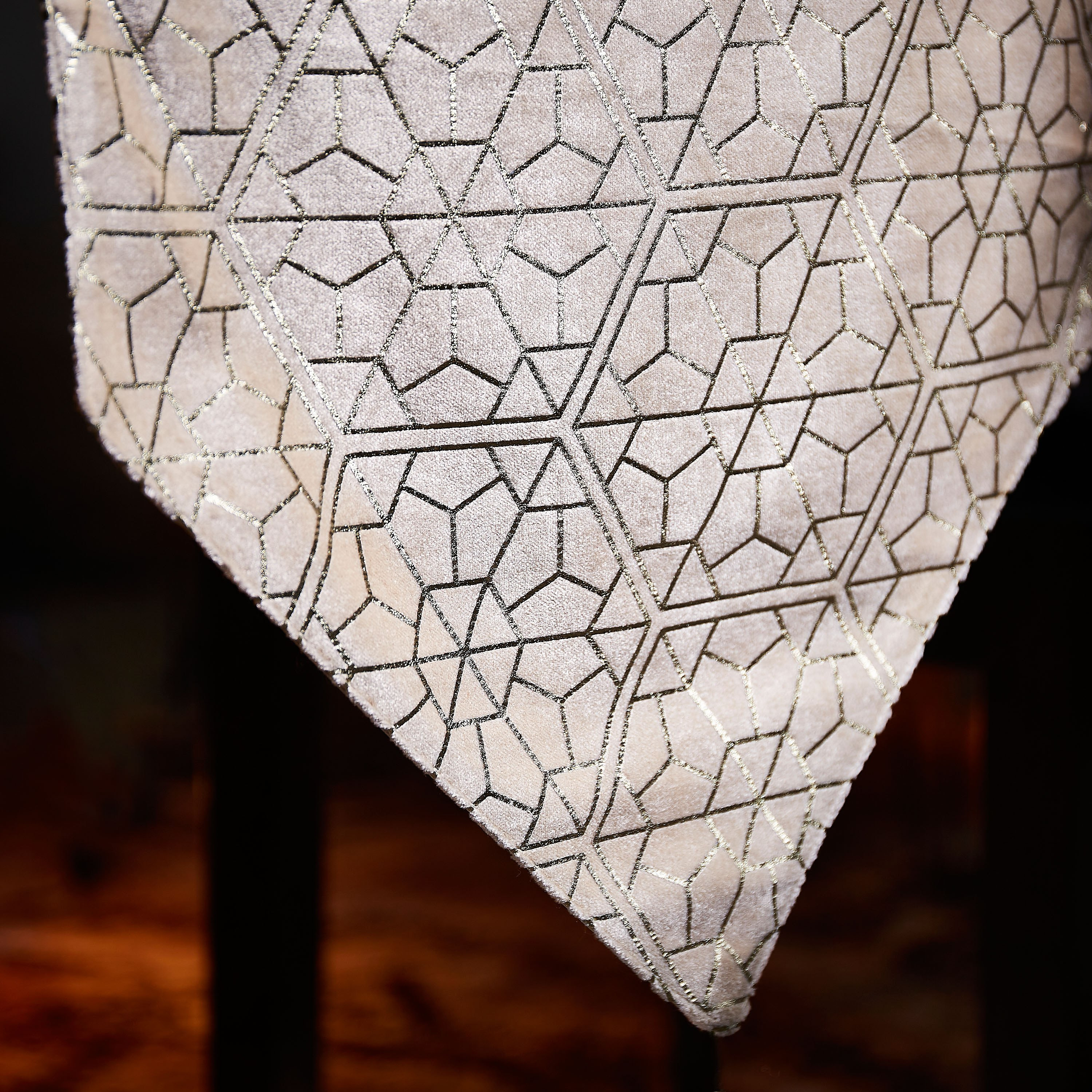 مفرش طاولة مخملي بطبعات فويل من بيترا - 33x180 سم-hbxdecorandfurnishings-homefurnishings-tablelinens-image-2