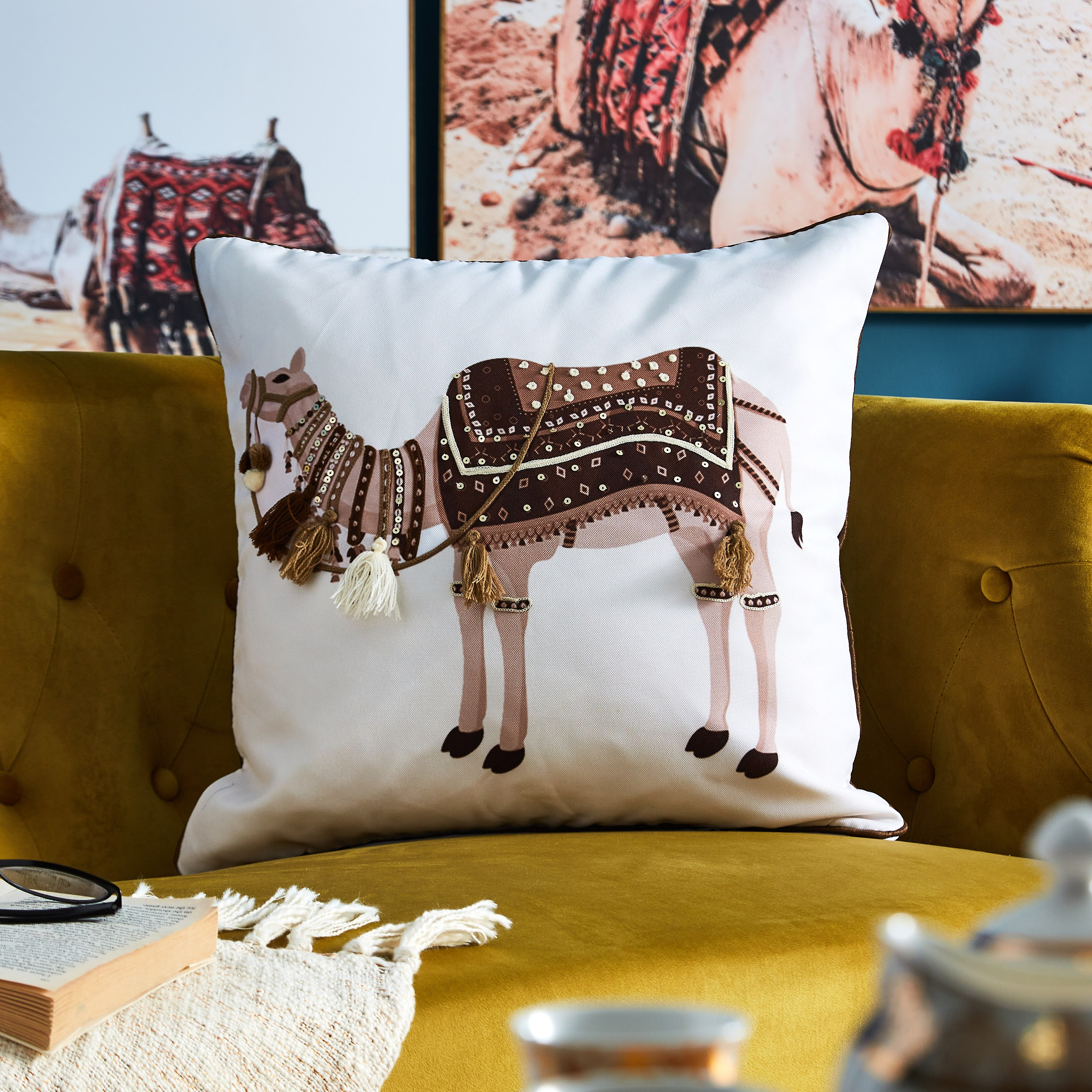 وسادة محشوة ومطرزة بطبعات جمل - 45x45 سم-hbxlivingroom-furnishings-cushionsandcovers-filledcushions-image-1