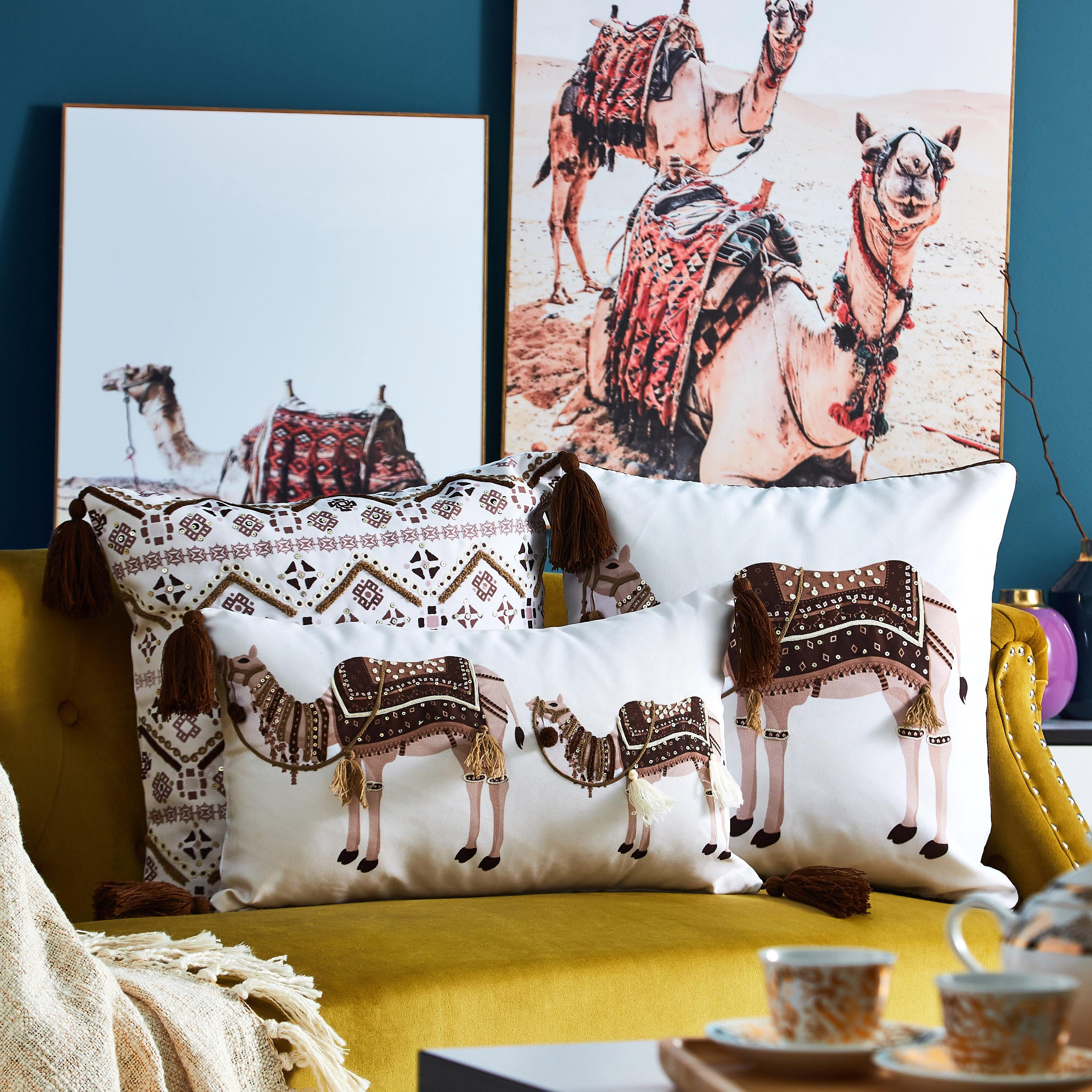 وسادة محشوة ومطرزة بطبعات جمل - 45x45 سم-hbxlivingroom-furnishings-cushionsandcovers-filledcushions-image-4