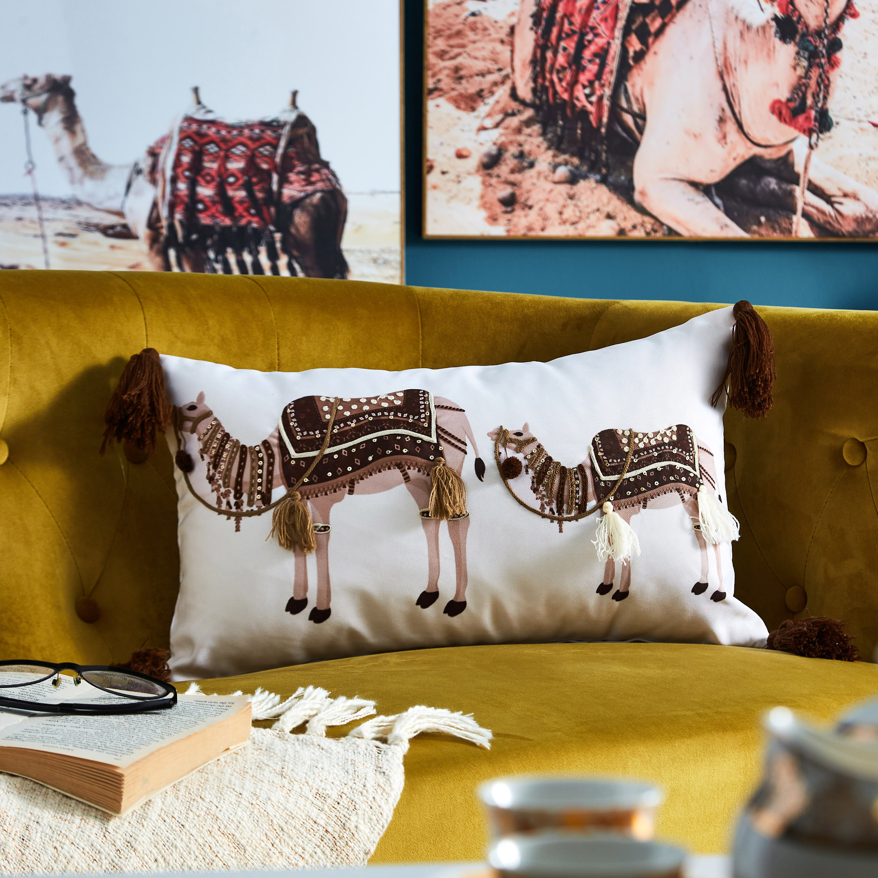 وسادة محشوة ومطرزة بطبعات جمل - 30x50 سم-hbxlivingroom-furnishings-cushionsandcovers-filledcushions-image-1