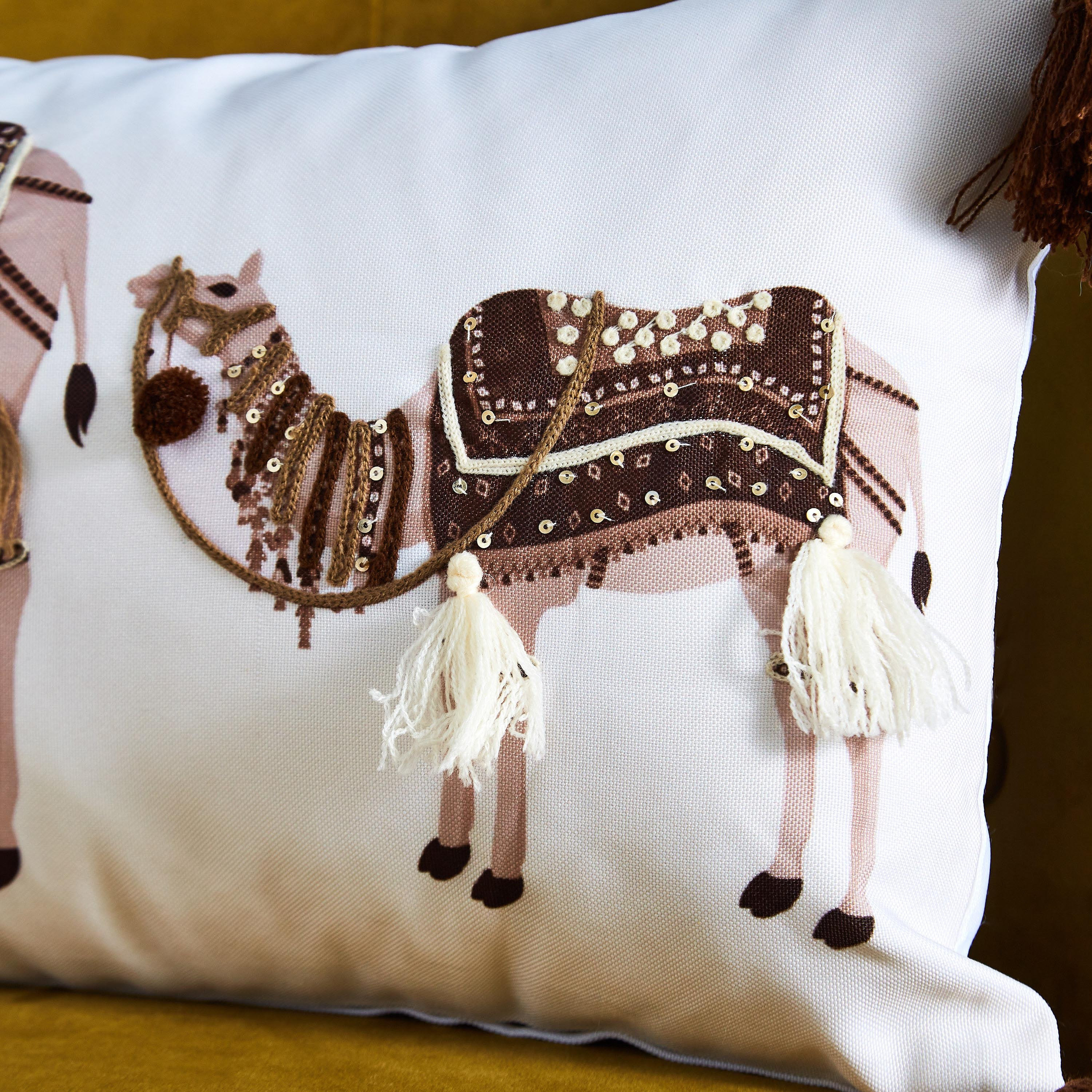 وسادة محشوة ومطرزة بطبعات جمل - 30x50 سم-hbxlivingroom-furnishings-cushionsandcovers-filledcushions-image-2