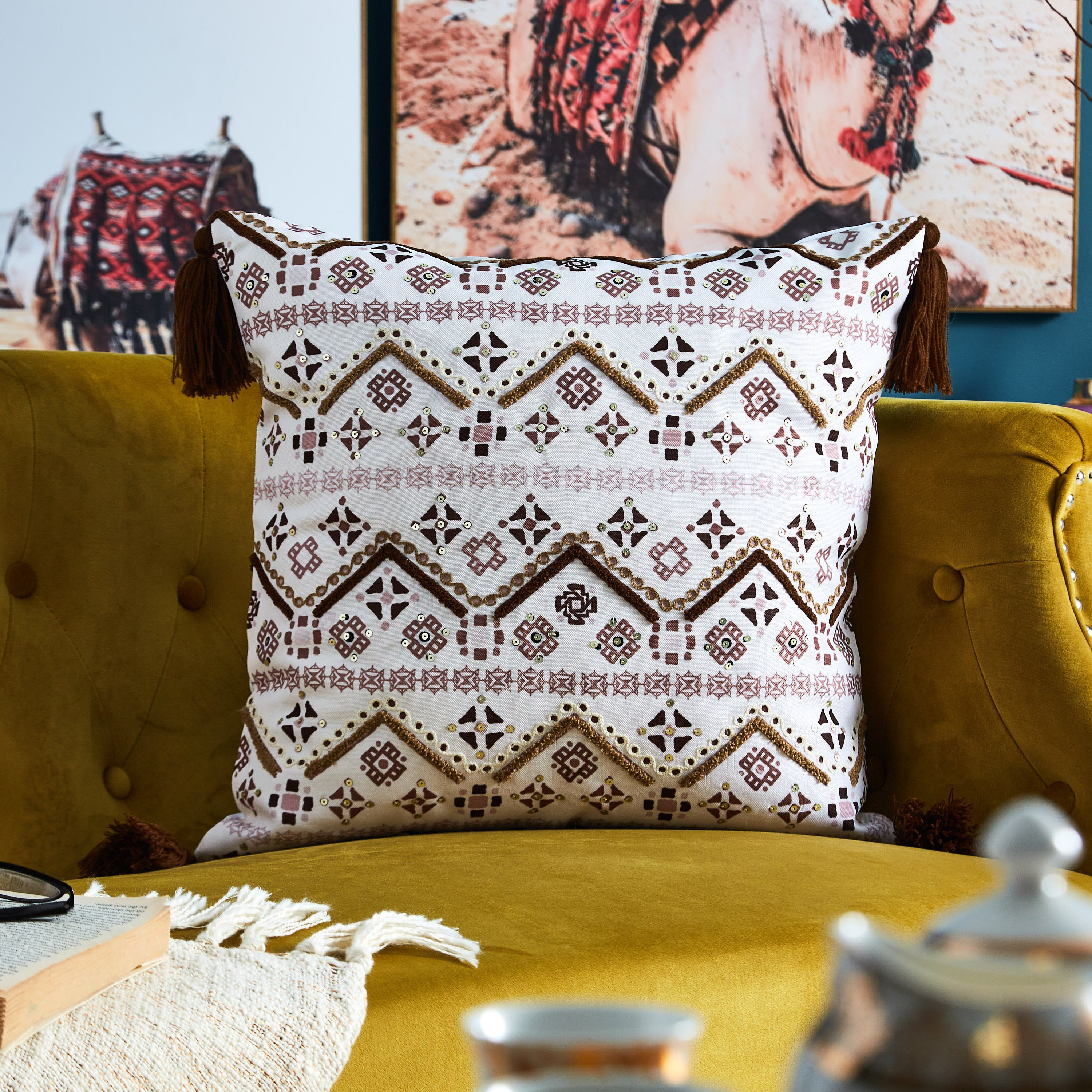 وسادة محشوة ومطرزة بطبعات جمل - 45x45 سم-hbxlivingroom-furnishings-cushionsandcovers-filledcushions-image-1