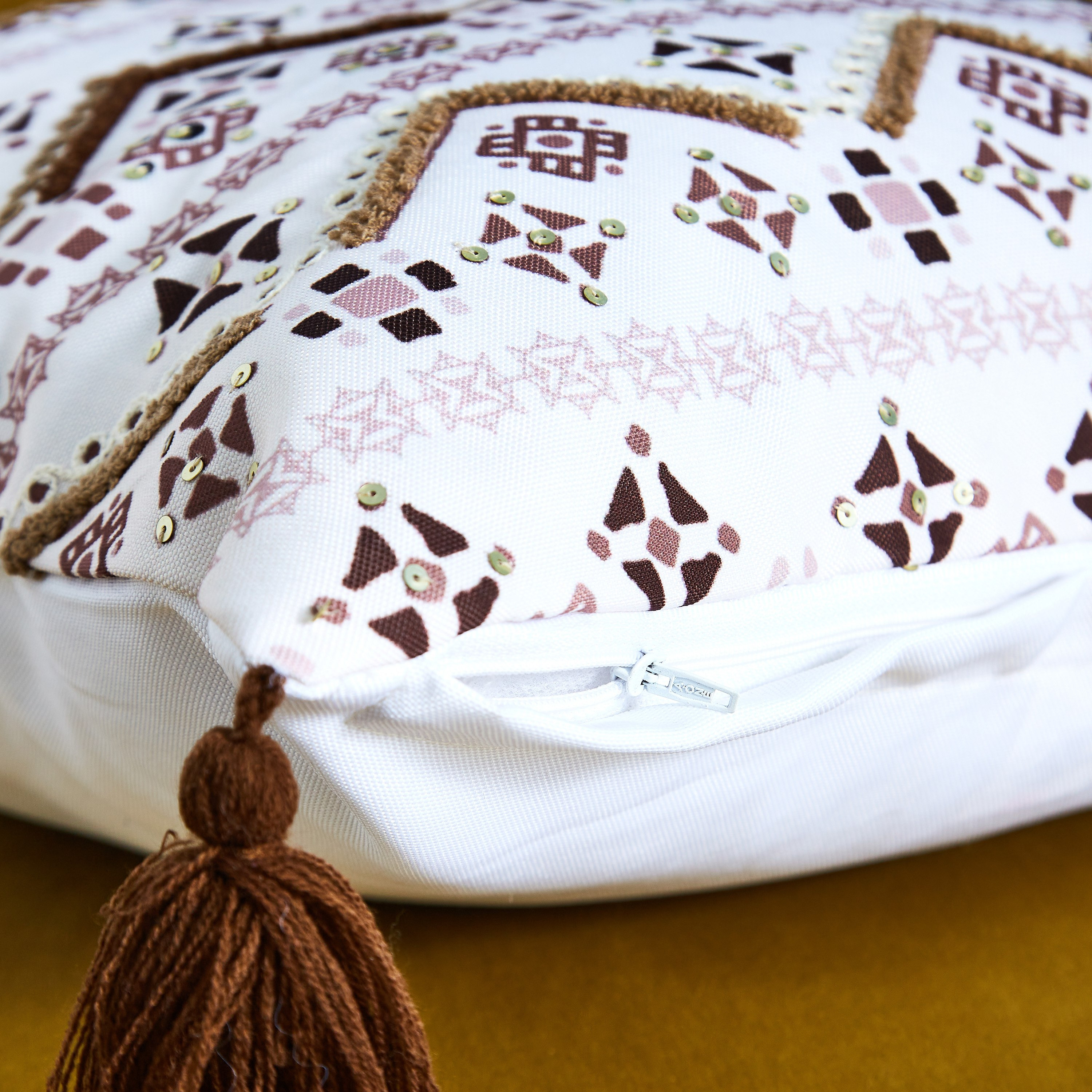 وسادة محشوة ومطرزة بطبعات جمل - 45x45 سم-hbxlivingroom-furnishings-cushionsandcovers-filledcushions-image-2