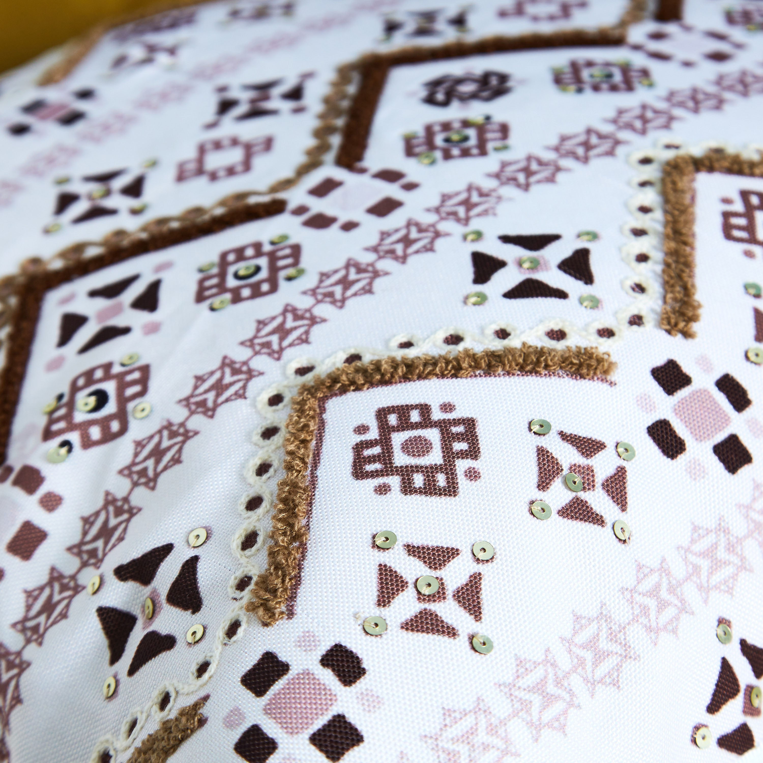 وسادة محشوة ومطرزة بطبعات جمل - 45x45 سم-hbxlivingroom-furnishings-cushionsandcovers-filledcushions-image-3