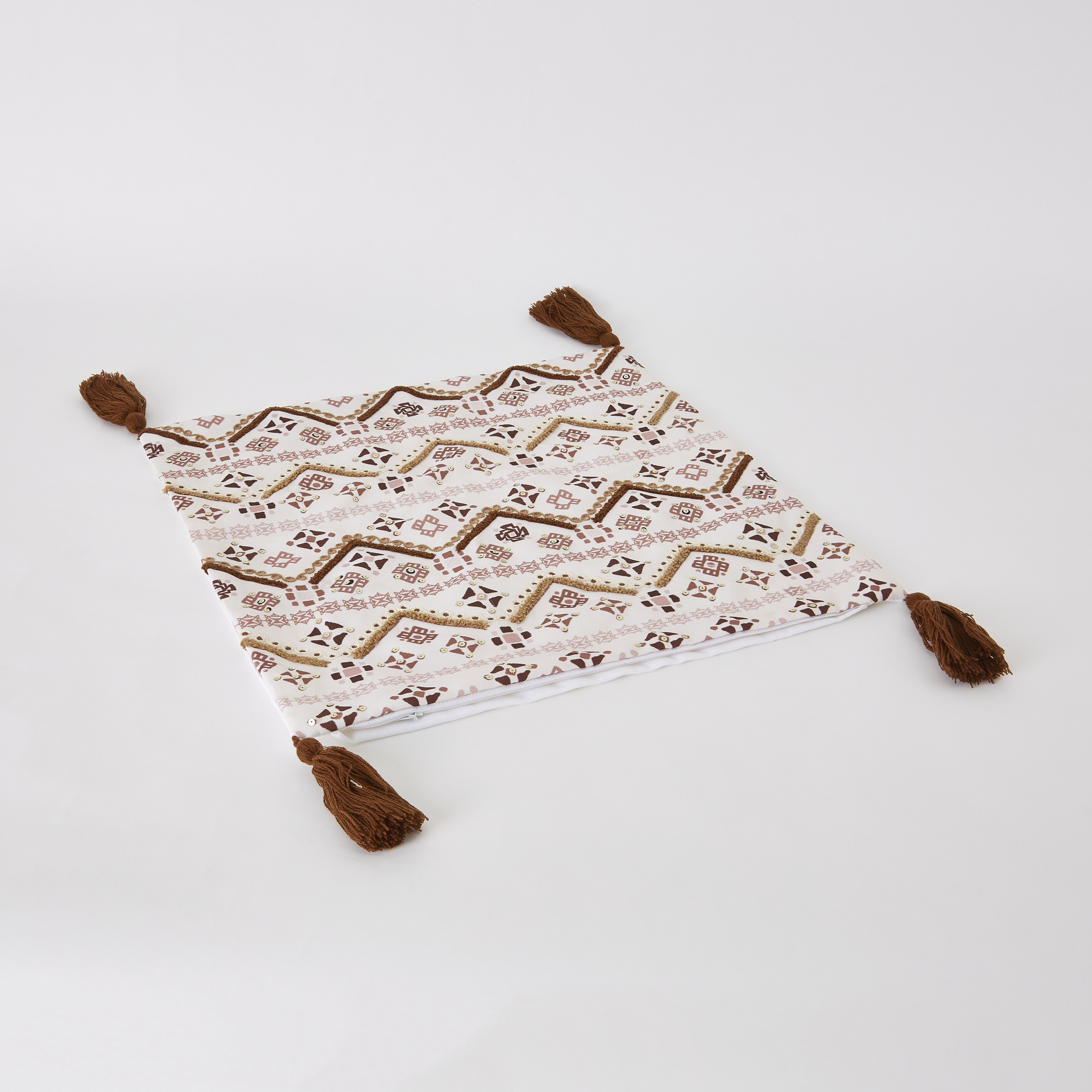 وسادة محشوة ومطرزة بطبعات جمل - 45x45 سم-hbxlivingroom-furnishings-cushionsandcovers-filledcushions-image-5