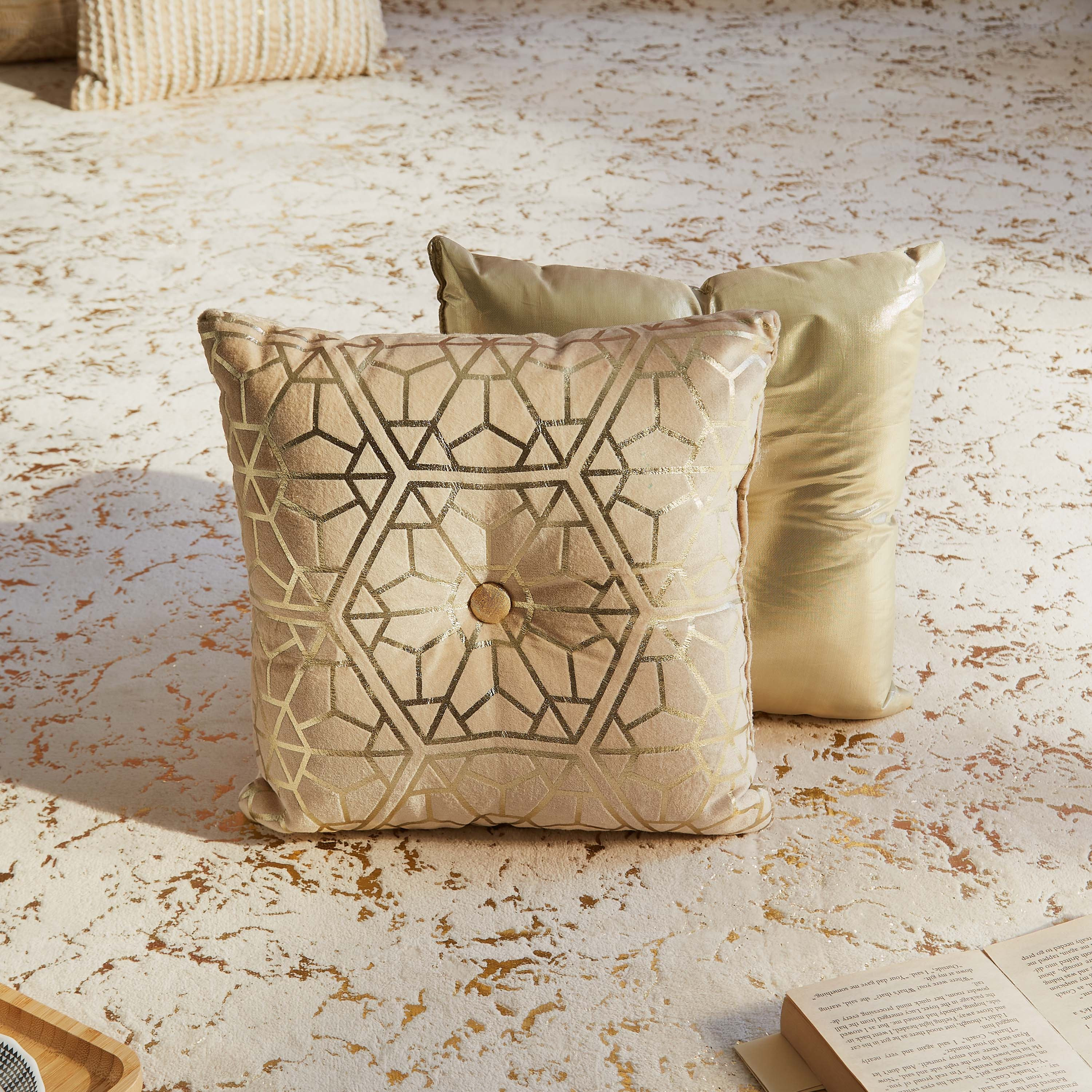 طقم وسائد محشو من قطعتين بطبعات فويل من بترا - 30x30 سم-hbxlivingroom-furnishings-cushionsandcovers-filledcushions-image-1