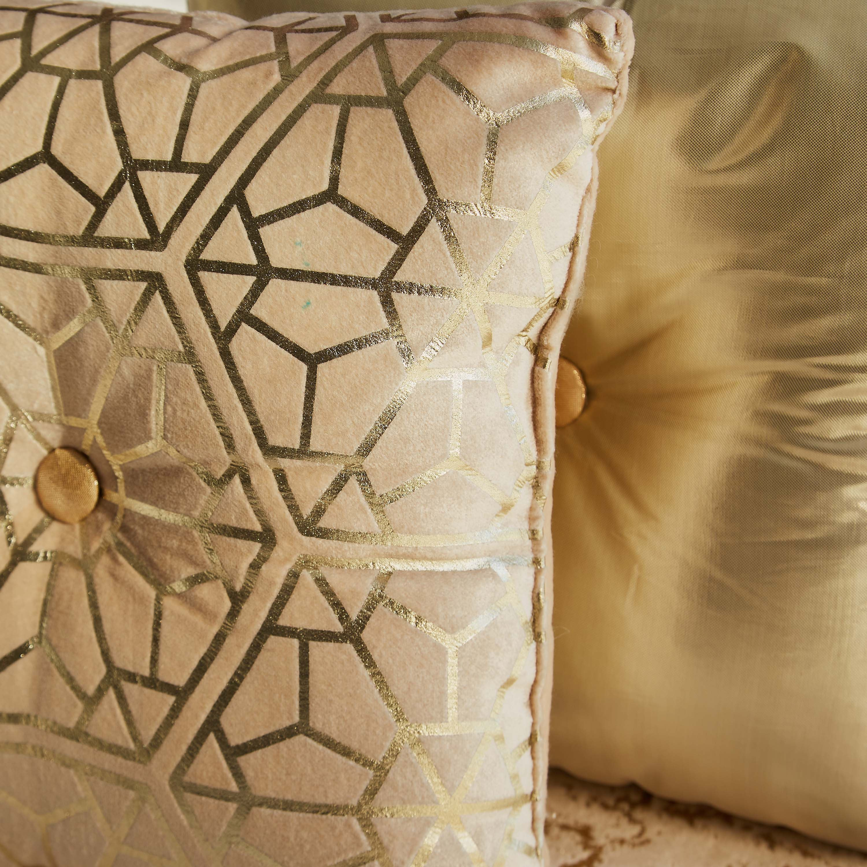 طقم وسائد محشو من قطعتين بطبعات فويل من بترا - 30x30 سم-hbxlivingroom-furnishings-cushionsandcovers-filledcushions-image-2